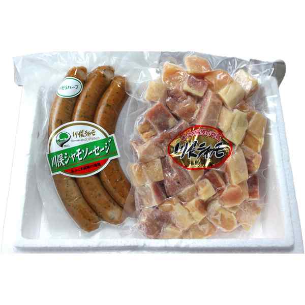 類似商品はこちら 川俣シャモ 福島県産 地鶏 焼肉セット スラ15,500円 川俣シャモ 丸鶏 くんせい 1kg 福島県産13,400円 川俣シャモ くんせい ハーフ 500g 福島8,600円 福島 川俣シャモ 地鶏麺 地鶏スープ セット7,500円 信州和牛 サイコロステーキ 黒毛和牛 国産 7,300円 土佐はちきん地鶏 もも肉 500g 炭焼き用8,800円 川俣シャモ ローストハーフ 550g 福島県10,700円 土佐はちきん地鶏 モモ肉 400g 高知県産7,700円 信州プレミアム牛肉 サイコロステーキ モモ 8,000円新着商品はこちら2026/8/26＼エントリーでP3倍！更に最大1000円OFF78,900円2026/8/26＼エントリーでP3倍！更に最大1000円OFF176,800円2026/8/25＼エントリーでP3倍！更に最大1000円OFF26,400円再販商品はこちら2026/8/26 山梨 かいや 煮貝 近海黒鮑 2粒 計12016,600円2026/8/26 兵庫 じごろ七厘焼肉 金べこ 厳選 三田和牛14,500円2026/8/26 飛騨牛 ステーキ カイノミ 100g 5枚セ35,400円Powered by EC-UP2026/08/26 更新極上の旨味を堪能する、福島が誇る至高のブランド地鶏江戸時代の絹長者たちが愛した闘鶏にルーツを持つ、福島の銘鶏「川俣シャモ」。平飼いの広々とした鶏舎で、のびのびと健康的に育てられたその肉質は、アスリートのような引き締まった歯ごたえと、深みのある豊かなコクが特徴です。本品は、噛むほどに溢れる濃厚な肉汁を堪能できる「サイコロステーキ」と、シャモならではの旨味を凝縮した「ソーセージ」を一度に愉しめる、贅沢な詰め合せセットです。特別な日のディナーや、大切な方への洗練された贈り物に商品内容川俣シャモ サイコロステーキ 300g / ソーセージ 160g配送温度帯冷凍便（※離島への配送は承っておりません）おすすめ用途お中元、お歳暮、ご贈答、内祝い、特別な日のディナー、晩酌の逸品に DISM & Co. VISUAL GALLERY 江戸時代、絹織物で財を成した「絹長者」たちの娯楽として、人気を博したのが「闘鶏」でした。その後、川俣には闘鶏用の軍鶏（シャモ）が広く普及し、食用として美味しく食べる方法も様々に試みられてきました。「川俣シャモ」は、アメリカ産の肉卵兼用種「ロード・アイランド・レッド」と掛け合せて誕生しました。その後、より食味を良くするために肉用専用種の「レッドコーニッシュ」などと掛け合わせて改良され、現在の「川俣シャモ」となりました。平飼の広々とした鶏舎で自由に運動しながらのびのびと健康的に飼育しています。■配送不可地域：離島は配送不可■温度帯：冷凍■原材料名／食品添加物：●サイコロステーキ用：鶏肉(福島県産)●ソーセージパセリハーブ：鶏肉(福島県産)、鶏脂、食塩、羊腸、香辛料、砂糖、パセリハーブ/調味料(アミノ酸等)、リン酸塩(Na)、発色剤(亜硝酸Na)■保存方法：要冷凍(-18°C以下)で保存してください■賞味期限：出荷日より60日　※出荷準備・配送日数の関係で、到着時に賞味期限が数日短い場合がございます。■規格：川俣シャモサイコロステーキ300g×1、川俣シャモソーセージパセリハーブ160g×1■サイズ(mm)：260×190×100■ギフト対応：・ギフト包装：×・二重包装：〇・熨斗対応：〇・のし表書き：〇・のし名入れ：〇■発送の目安：ご注文後（決済確認後）、5営業日以内の発送予定。