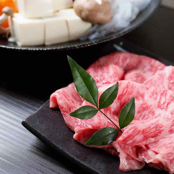 【エントリーでP3倍！更に最大1000円OFFクーポン】 近江牛 すき焼き肉 徳志満 600g モモ バラ 滋賀県産 日本三大和牛 ブランド牛 すきやき 牛肉 薄切り 高級 ギフト 贈り物 お歳暮 お中元 内祝い 御祝 贈答品 プレゼント 贅沢 グルメ お取り寄せ 冷凍 熨斗対応 化粧箱