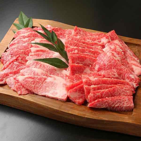 2026/09/09 更新日本三大和牛の気品を食卓へ滋賀の名店「徳志満」が贈る 極上近江牛バラ焼肉 600g歴史と伝統に培われた日本三大和牛「近江牛」。その中でも、きめが細かく、口の中でとろけるような極上の旨味を持つバラ肉を厳選いたしました。名店「徳志満」が自信を持ってお届けする、贅沢な焼肉のひとときをご堪能ください。極上の旨味美しい霜降りと、きめ細やかな肉質。近江牛特有 of 芳醇な香りと、バラ肉ならではの濃厚な脂の甘みが広がります。名店「徳志満」監修滋賀の地で愛される名店が目利きした確かな品質。ハイクラスな味わいをご家庭でそのままお楽しみいただけます。大切な方への贈り物に各種のし対応、ギフト包装も承ります。お中元やお歳暮、特別な記念日のギフトとしても大変喜ばれる逸品です。 DISM & Co. VISUAL GALLERY 日本三大和牛「近江牛」です。きめが細かく、お肉の旨味を堪能できます。■配送不可地域：離島は配送不可■温度帯：冷凍■賞味期限：製造日より60日■規格：バラ600g■サイズ(mm)：240×290×65■ギフト対応：・ギフト包装：〇・二重包装：〇・熨斗対応：〇・のし表書き：〇・のし名入れ：〇■発送の目安：ご注文後（決済確認後）、5営業日以内の発送予定。