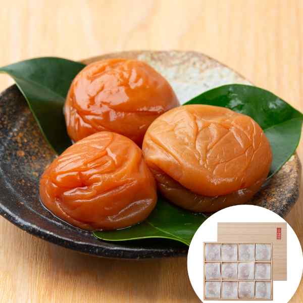 紀州の誉れ、至極の味わい。石神の完熟南高梅 うす塩味梅 木箱入り和歌山県田辺市石神地区で育まれた、とろけるような果肉の紀州産完熟南高梅。国産蜂蜜などの厳選素材を使用し、塩分を8％に抑えることで、梅本来の風味と上品でまろやかな甘みを引き出しました。一粒ずつ丁寧に個包装し、格調高い木箱に納めてお届けいたします。大切な方への贈り物や、特別な日の特別な一品としてふさわしい、極上の逸品です。内容量12粒（240g）/ 個包装仕様木箱入り（サイズ：233×195×40mm）味わい塩分8％（まろやかな国産はちみつ仕立て） DISM & Co. VISUAL GALLERY とろけるような果肉が自慢の紀州産完熟南高梅を国産蜂蜜などの厳選素材を使用し塩分8％に仕上げた上品でまろやかな味わいの梅干です。個包装タイプ■配送不可地域：離島は配送不可■温度帯：常温■原材料名／食品添加物：●梅(和歌山県)、漬け原材料〔糖類(砂糖、果糖ブドウ糖液糖)、食塩、みりん、醸造酢、はちみつ〕／酒精、調味料(アミノ酸等)、V.B1、酸味料、野菜色素■保存方法：直射日光を避け常温保存してください■賞味期限：製造日より180日■規格：12粒（240g） ※木箱入り■サイズ(mm)：233×195×40■ギフト対応：・ギフト包装：〇・二重包装：〇・熨斗対応：〇・のし表書き：〇・のし名入れ：〇■発送の目安：ご注文後（決済確認後）、5営業日以内の発送予定。