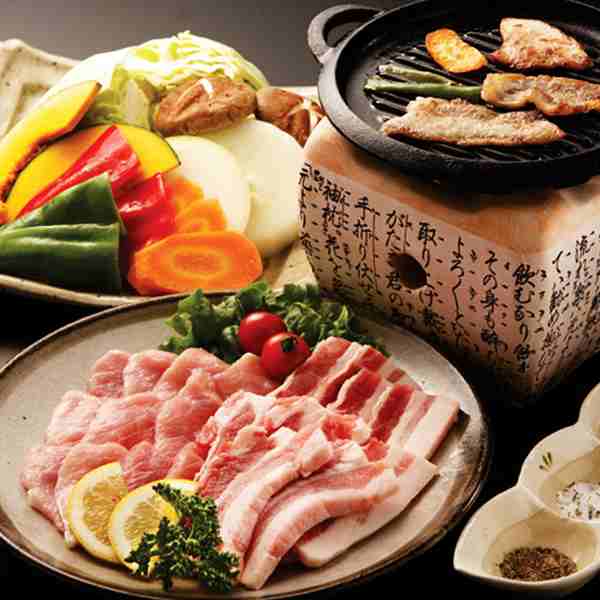 鹿児島県産 黒豚 焼肉 セット モモ バラ 400g 特製スパイス付 焼き肉 高級 ギフト 豚肉 国産 銘柄豚 ブランド豚 お取り寄せ グルメ プレゼント 贈り物 贈答 内祝い お歳暮 お中元 御礼 父の日 BBQ 冷凍