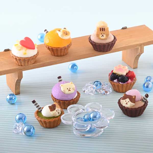 類似商品はこちら タルト ケーキ 9個入 ねこみにタルト 夏フ5,600円 みにたると 20個 詰め合わせ タルト ケー8,100円 フルーツタルト 4個入り ケーキ スイーツ 5,200円 ミニタルト 15個 セット フルーツタルト 7,200円 フルーツタルト 4号 ケーキ フルーツ 鬼盛5,600円 井桁堂 スティックケーキ ギフト 6個入 洋3,500円 コロンバン チーズタルトレット 8個 チーズ4,100円 井桁堂 ガトーサンク 7個入 フィナンシェ 3,500円 井桁堂 ガトーサンク 16個入 焼き菓子 ギ5,100円新着商品はこちら2026/9/5＼スーパーSALE！半額+本日限定P5倍／ 犬840円2026/9/5＼本日限定P5倍！更に最大1000円オフ／ ト4,650円2026/9/5＼本日限定P5倍！更に最大1000円オフ／ ガ2,080円再販商品はこちら2026/9/5 赤城牛 カレー ゴールド 200g 7個 セ8,500円2026/9/5 エキストラバージンオリーブオイル 3本セット9,300円2026/9/5 ピーターラビット コーヒー スイーツギフト 3,400円Powered by EC-UP2026/09/05 更新期間限定・春夏だけの特別な猫スイーツ！心ときめく癒やしのタルト■可愛すぎる5匹の猫が勢ぞろい！食べるのがもったいないほど愛らしい、猫好き必見のミニタルトセットです。春夏限定の爽やかなデザイン化粧箱でお届けするため、贈り物や自分へのご褒美に最適です。■サクサク食感の秘密独自の製法でコーティングされたタルト生地は、時間が経ってもサクっと軽い食感をキープ。ジャージー牛乳を使用した濃厚でコクのある特製クリームとの絶妙なハーモニーをお楽しみください。■動物愛護を応援できるスイーツ本商品は動物愛護活動に賛同しています。1セットご購入ごとに22円が日本動物愛護協会へ寄付されます。美味しいスイーツを楽しみながら、動物たちの幸せを願う心温まるギフトです。 DISM & Co. VISUAL GALLERY 可愛い5匹のネコをあしらったミニタルトセットです。動物愛護活動に賛同した商品で、売り上げの一部(1セットにつき22円)を【公益財団法人 日本動物愛護協会】に寄付いたします。▼化粧箱ねこみにタルト専用の夏デザイン化粧箱でお届けします。▼タルトについて通常のタルトで使用するダマンド生地は使用せず、サクっと軽いタルト生地が特徴です。オリジナル製法のコーティングを行うことでサクサク食感を保っています。▼クリームについてジャージー牛乳を使用したコクのあるホワイトカスタードクリームに低脂肪の生クリームを合わせることで、食材の味を引き立てるオリジナルクリームとなっています。▼包装について製造後に急速冷凍で美味しさを閉じ込め、真空フィルム包装でお届けします。開封せず冷凍で製造より180日保存も可能です。開封後は冷蔵庫で半日程度（家庭用冷蔵庫の性能により多少前後しますが約12時間）で美味しく召し上がれます。フレッシュタルトのお店 STYLEの「みにたると」は、JR西日本の観光列車【ラマルドボア】、JR西日本【ハローキティ新幹線】の車内販売にも採用されています。▼商品内容みにたると 7種9個＼7月からフレーバー2種が夏専用ラインナップに変更！／（チョコ＆マカダミアナッツ×1、抹茶生チョコ×1、チョコだいふく×1、アプリコット×1、紫いも×1、ミックスベリー×2、レモンレアチーズ×2）・チョコ＆マカダミアナッツ(ねこ:トラ)北海道クリームにクーベルチュールチョコを合わせた濃厚なチョコクリームに、香ばしいマカダミアナッツをトッピングしました。マカダミアナッツとココア生地タルトの合わさる食感も楽しめます。・抹茶生チョコ(ねこ:ミケ)タルトの中にくちどけ滑らかな抹茶の生チョコをたっぷり入れました。食べ終わりに抹茶ならではの渋みがふと感じられる、ちょっと大人な味わいの抹茶生チョコは店頭でも人気の商品です。・チョコだいふく(ねこ:ハチワレ)北海道クリームにクーベルチュールチョコを合わせた濃厚なチョコクリームに、あんこが入ったミニだいふくをトッピングしました。だいふくのもちもち食感と、チョコクリームの中でほんのりあんこを感じることができます。・アプリコット(ねこ:シャム)上に乗せた大きなアプリコットはかみしめるたびに、さわやかな甘酸っぱさが口の中で広がります。タルトの中にはオリジナルジャージークリームがたっぷり入っています。・紫いも(ねこ:シロ)ほんのりとやさしい甘さを感じる紫いものクリームの下には、オリジナルジャージークリームがたっぷり入っています。紫いもをたっぷり練り込んだクリームは、着色料を一切使用しない色合いです。・【夏】ミックスベリー(肉球)4種類のベリー（いちご、ラズベリー、ブルーベリー、クランベリー）が乗っている贅沢なタルトです。タルトの中にはオリジナルジャージークリームがたっぷり入っています。女性には特に人気のみにたるとです。・【夏】レモンレアチーズ(ハート)信州安曇野の豊かな北アルプスの雪解け水で作られたクリームチーズにジャージー牛乳を加え、より滑らかでコクのあるクリームチーズに仕上げました。チーズ特有の強い主張はなく、自然な優しい味わいとふわっと食感のレアチーズです。上に乗ったレモンピールが良いアクセントに！■温度帯：冷凍■原材料名／食品添加物：フラワーペースト（国内製造）、ナチュラルチーズ、チョコレート、小麦粉、鶏卵、マーガリン、乳等を主要原料とする食品、いちご、大福、アプリコット、紅芋、ブルーベリー、レモン、ラズベリー、クランベリー、砂糖、マカダミアナッツ、水あめ、抹茶、ゼラチン/増粘剤（加工澱粉）、ゲル化剤（ペクチン）、グリシン、香料、保存料（ソルビン酸、ソルビン酸K）、pH調整剤、酸味料、乳化剤、安定剤（ローカスト、メタリン酸Na）、着色料（ココア、紅花赤、二酸化チタン、黄4、黄5、赤3、赤40）■アレルゲン表示：（義務8品目）小麦、卵、乳■アレルゲン表示：（推奨20品目）大豆、ゼラチン■賞味期限：180日(製造日より冷凍保存(未開封)で180日。解凍後は当日中にお召し上がりください。※要冷凍　-18℃以下で保存)■規格：7種9個（チョコ＆マカダミアナッツ×1、抹茶生チョコ×1、チョコだいふく×1、アプリコット×1、紫いも×1、ミックスベリー×2、レモンレアチーズ×2）■本体サイズ(mm)：336×326×227■ギフト対応：・ギフト包装：×・二重包装：×・熨斗対応：〇・のし表書き：〇・のし名入れ：〇■発送の目安：ご注文後（決済確認後）、3営業日以内の発送予定。