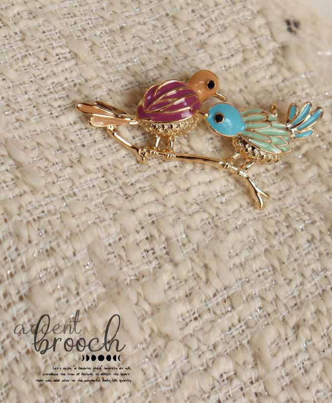 DEAE パステルな2羽の小鳥ブローチ/差し色/北欧/煌めくブローチ/かわいいブローチ/金/ゴールド/インコ/レトロ/アクセント/ビジュー/いきものブローチ/動物ブローチ/