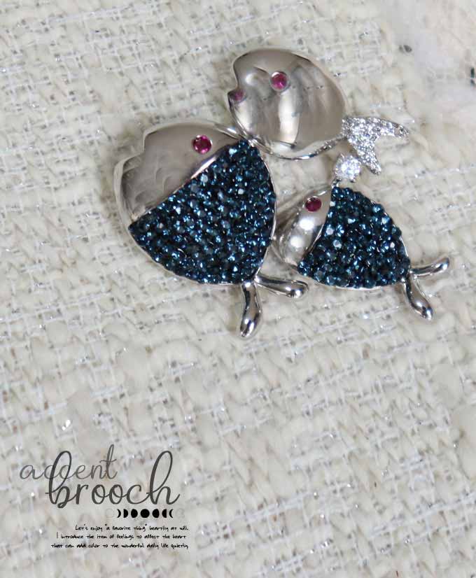 乐天商城 - DEAE おさかなブローチ/差し色/北欧/煌めくブローチ/かわいいブローチ/銀/シルバー/魚/アクセント/ビジュー/いきものブローチ/動物ブローチ/お洒落/カジュアル/熱帯魚/ネイビー/