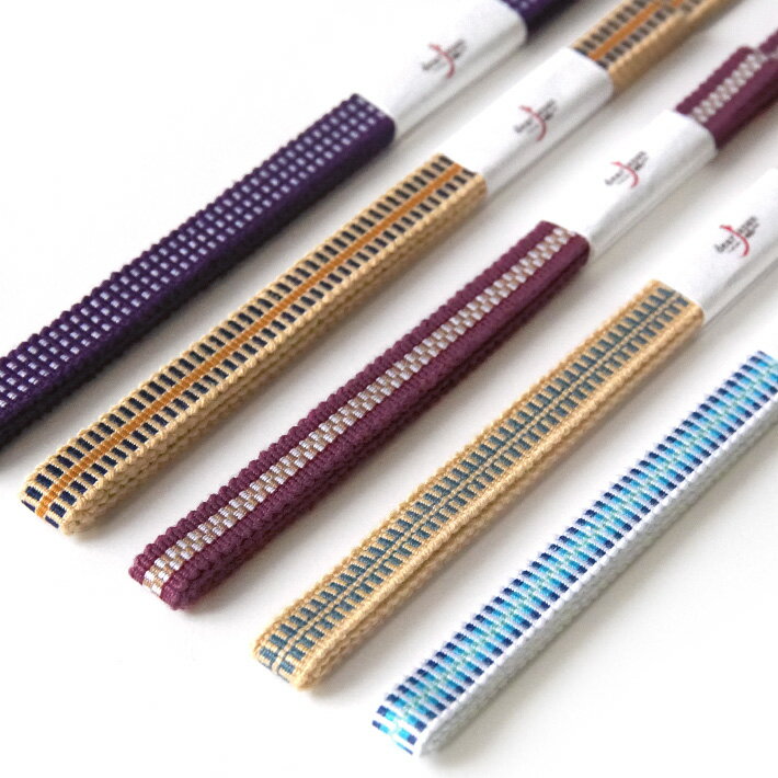 真田紐の帯締め 伝統ある真田紐を使った帯締めです。落ち着きがありつつカラフルな色彩が、レトロなスタイルにもモダンなスタイルにも合わせやすく、コーディネートで活躍します。 真田紐とは 真田紐(さなだひも)は、縦糸と横糸を使い織り機で織った平たく狭い織物の日本の紐で、組紐ではないので伸びにくく丈夫なのが特徴です。 そのため重量物を吊ったり、物を確実に縛ったりする際に使われており、主に茶道具の桐箱の紐、刀の下げ緒、鎧兜着用時の紐、帯締め・帯留用の紐、荷物紐等に使用されています。 「真田紐」という名称は一説には戦国時代の武家、真田家に由来していると言われています。 サイズ 長:約117cm 幅:約1cm 素 材 綿100% 生産国 日本 備考 各色の名前は当店が日本の伝統色を参考に付けており、必ずしも日本古来のお色やお客様のイメージと合致するとは限りません。 画像の色はできるだけ実際の商品に近づけるよう努力をしていますが、パソコンの環境の違いなどにより、見え方に若干の差異が出ることがあると思われます。あらかじめご了承ください。 お支払い方法について 楽天市場のシステムのお支払い方法の他、電話注文の場合のみ代金引換でのお支払いが可能です。 詳しくは楽天市場ヘルプをご覧ください。 掲載画像について 画像の色はできるだけ実際の商品に近づけるよう努力をしていますが、パソコンの環境の違いなどにより、見え方に若干の差異が出ることがあります。 また、入荷時期により使用に差し支えが無い程度のデザイン等の変更がある場合がございます。あらかじめご了承ください。