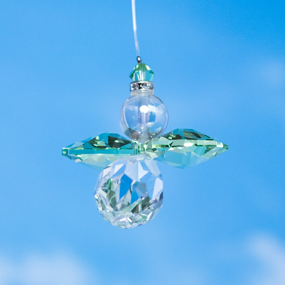 陽の当たるお部屋の窓際に飾っていただくと、太陽の光を受けて虹の空間を作り出します。 車のバックミラーにも取付けできるコンパクトサイズです。 ☆☆全6色の中からお好きな色をお選びください。☆☆ ☆グリーンエンジェル 〜安全運転・仕事運〜 リラックスし、心と体のバランスを整えたい方へ ★使用パーツ/ 天使のお顔にエンジェルオーラビーズ、胴体にはスワロフスキービーズを使用 ★サイズ/ 本体W27×H33×D15mm、6g 全体約220mm