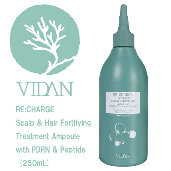 RE:CHARGE スカルプ＆ヘア強化トリートメントアンプル（PDRNおよびペプチド配合） 化学薬品によって損傷した髪を修復し、根元を強化します。 豊富なタンパク質とペプチドがキューティクルの深部に浸透し、髪の強度、滑らかさ、輝きを回復させます。 水に触れるとクリーミーな質感に変化し、穏やかな自己発熱を引き起こす革新的な熱活性化処方。 ペプチドの髪への吸収を促進する 従来のマスクの長い塗布時間と待機時間を排除し、治療時間を2.8倍以上短縮します。 頭皮と髪の両方に安全かつ効果的で、抜け毛予防機能性トリートメントとして臨床的に認証されたデュアルユース処方です。 清潔で安全 → 頭皮を刺激しない成分不使用（シリコン、硫酸塩、パラベン、ミネラルオイル、動物由来成分不使用） 黒い食品由来のタンパク質とオイルが髪の構造を強化し、ツヤと柔らかさを回復させ、シルクのように滑らかで健康的な見た目を実現します。 主な成分 ビーガンPDRN（海洋由来）は、頭皮細胞の再生を促進し、毛包を強化します。 ビーガンペプチドと黒食品由来のタンパク質（黒豆、黒米など）は、毛髪繊維に栄養を供給し、太さと弾力を回復させます。 テクスチャおよびフォーマット 液体からクリームに変化するフォーミュラ：透明なアンプルがマッサージによって柔らかくクリーミーな泡に変わります。 軽量でべたつかず、頭皮に優しい質感 使用方法 シャンプー後、頭皮と髪がまだ湿っている状態で、頭皮全体に均等に塗布してください。 頭皮に優しくマッサージしながらなじませてください。透明なアンプル状のテクスチャーがクリーム状に変化します。 きれいなぬるま湯で十分にすすいでください。 認証 韓国 MFDS、FDA MoCRA、EU CPNP、英国 SCPN Vラベル認定のヴィーガン、皮膚科医によるテスト済み、抜け毛改善に関する臨床試験を実施済み韓国の伝統的な概念「ピダンギョル」（絹のように滑らかで艶やかな髪）にインスパイアされたVIDANは、 海藻、ビーガンPDRN、黒豆プロテインなどの天然成分と最先端のKスキンケア科学を融合させ、頭皮と髪 の両方を徹底的にケアします。 頭皮には呼吸できる空間が必要です。 「ビウム」ステップは「空にする」という意味を持ち、過剰な皮脂や不純物、汚染物質などの蓄積を取り 除くことで、頭皮を優しくデトックスし、清潔な基盤を構築します。 健康な頭皮の再生。 「チャウム」とは「充填」を意味し、発酵させた黒大豆から抽出された植物性タンパク質であり、傷んだ 髪に潤いと栄養を与えます。 VIDANの製品を組み合わせることで、頭皮を浄化し、髪の根元から毛先までを強化する、調和の取れたヘ アケアルーティンが実現します。 頭皮は皮膚の一部であり、顔の皮膚よりも敏感で刺激を受けやすいため、特別なケアが求められます。 VIDANは、最先端の韓国スキンケア技術を頭皮ケアに応用し、手軽で簡単なルーティンを通じて、サロン 品質の結果を自宅で実現します。 健康な髪の基盤である頭皮をケアすることで、VIDANはバランスを整え、敏感な頭皮を鎮静させ、髪をシ ルクのように滑らかで輝かしい状態へと復活させます。 人種、化学的・熱的・機械的なダメージ、脂性肌から乾燥肌まで、さまざまな頭皮や髪質に対 応できるように設計されているため、誰もが健康な頭皮としっとりとした弾力のある髪を楽し むことができます。 「頭皮も皮膚である」という哲学に基づき、VIDANは韓国の自然由来の伝統成分と先進技術を 融合させています。