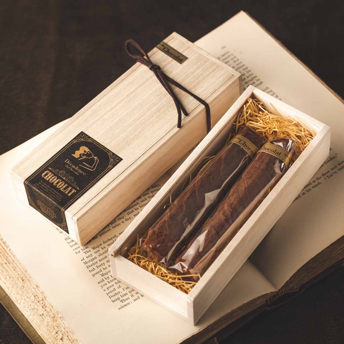 【紙袋付き】シガーショコラ(2本セット) バレンタイン お菓子 贈り物 上司 男性 お酒 ご挨拶 チョコ葉巻 ウイスキー チョコレート ハイカカオ 蜂蜜 高級 ご褒美チョコ スイーツ おしゃれ カカオ70％ カカオ60％ お祝い 贈り物 手土産 ショコラティエ decadence du chocolat