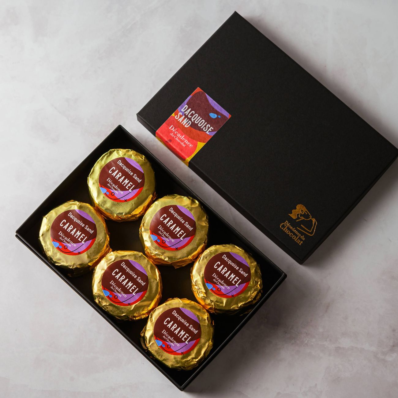 【冷凍配送】生チョコダックワーズサンド（6個入り）母の日 お菓子 おすすめ ギフト おしゃれ チョコレート 高級 お祝い 春ギフト 就職 入学 冷凍スイーツ デカダンス ダックワーズ ショコラティエ お菓子 高級ギフト チョコレート 人気 プレゼント 手土産 贈り物 デカダンス