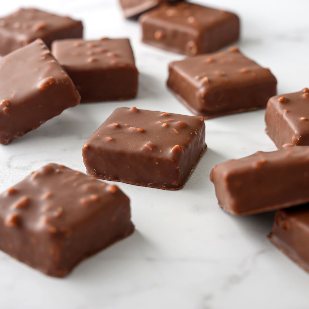 クランチーチョコ6個入り 敬老の日 プレゼント 2026 孫から 贈り物 ギフト 帰省土産 お菓子 クランチチョコ ナッツチョコ クランチ 高級 チョコレート ご褒美チョコ おしゃれ スイーツ お酒に合うチョコレート 人気 手土産 大人チョコ デカダンス 白金 西麻布 贈りもの decadence-10000552 デカダンスドュショコラ楽天市場店 サンプル画像2