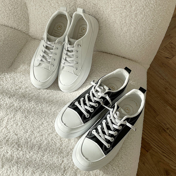スニーカー キャップトゥ ローカット 靴紐 フラット レディース 黒 白 ブラック ホワイト 安い スリッポン 歩きやすい カジュアル シンプル 靴 婦人靴 韓国