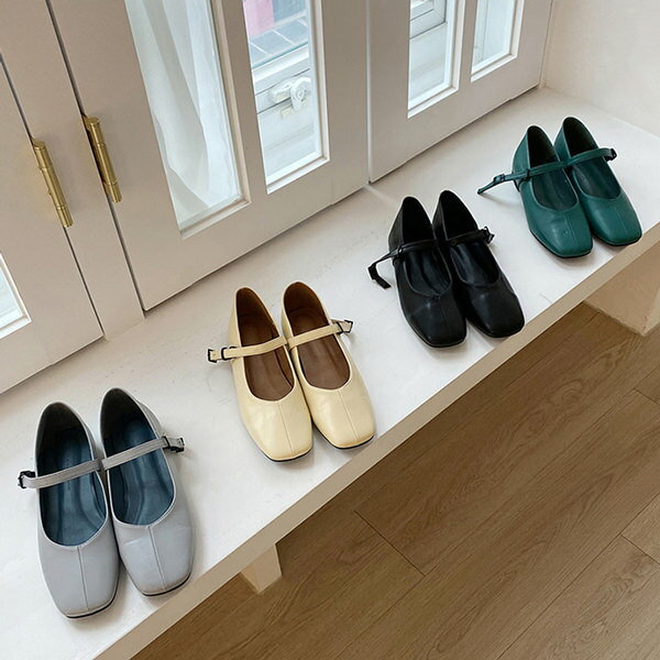 ■素材：合成皮革■フィッティングサイズ：23.5cm■カラー：黒（ブラック）、緑（グリーン）、青（ブルー）、アイボリー■サイズ：23.0、23.5、24.0、24.5、25.0■ヒール：1cm■足幅：8cm■サイズ感：tight size（ハーフサイズアップをお勧めします。）■カテゴリー説明：韓国レディースファッションの婦人靴（レディースシューズ）の分野でパンプスは代表的なカテゴリー。スニーカー、ミュール、サンダルなど数かあるレディスファッションシューズの中でも最もスタンダードな種類で痛くないフラット（ぺたんこ）やピンヒール、ローヒール、オープントゥ、ストラップ、太ヒール、厚底、ポインテッドトゥ、バイカラー、リボン付きや、ひょう柄、メッシュなど種類や形状も多く存在し最も女性らしさを引き立て世界で多くの女性に愛されています。※注意※この商品は変更・返品・キャンセル不可・サイズ交換のみ可■お取り寄せ商品につき発送は通常→営業日3〜8日程度で発送【この商品の写真をもっとみる。】 商品詳細 素材合成皮革 カラー黒（ブラック）、緑（グリーン）、青（ブルー）、アイボリー サイズ23.0、23.5、24.0、24.5、25.0 実寸23.5cmサイズ基準■足幅：8cm■ヒール：1cm※実寸のため多少誤差が生じる場合がございます。予めご了承くださいませ。 サイズ感■ tight size（足幅が広い方はハーフからワンサイズアップをお勧めします。）※靴のサイズは個人差がございます。ご参考までにご覧ください。 カテゴリー説明 韓国レディースファッションの婦人靴（レディースシューズ）の分野でパンプスは代表的なカテゴリー。スニーカー、ミュール、サンダルなど数かあるレディスファッションシューズの中でも最もスタンダードな種類で痛くないフラット（ぺたんこ）やピンヒール、ローヒール、オープントゥ、ストラップ、太ヒール、厚底、ポインテッドトゥ、バイカラー、リボン付きや、ひょう柄、メッシュなど種類や形状も多く存在し最も女性らしさを引き立て世界で多くの女性に愛されています。
