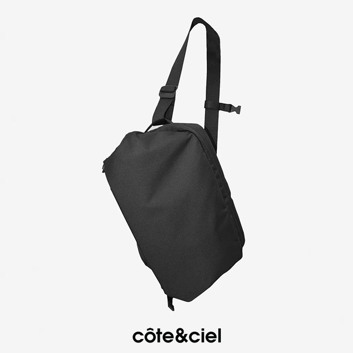 メーカー希望小売価格はメーカー商品タグに基づいて掲載しています[ cote＆ciel/コートエシエル] Riss ECO YAR　メッセンジャーバッグ　CC-28429 [ cote＆ciel/コートエシエル] côte＆cielは2008年にパリで生まれました。 世界中の先見性のあるクリエイターの声に応え、デザインを通じて新しい探検の道を切り開くために設立されました。旅と革新的な表現の代名詞ともいえるコンセプチュアルな商品の数々をお届けしています。 Info cote＆cielの代表とされるISARを彷彿とさせる形状で、身体に沿った装着での設計がされています。シャープなサイドシルエットにも関わらず、バックパックの容量・ボディバッグの気軽さを兼ね備えたデザインでカジュアル・ビジネスどちらにも溶け込みます。背面にはハンドスタイルで使用可能なグリップが配置されており、フックにかける際にも便利です。デバイスを中央の収納部に下重心でなく、分散されるように収納が出来る為ボディバックのフィット感・メッセンジャーバッグの容量どちらも叶えられます。サイドのアジャスターベルトによりフラットにもワイドにも仕様が変更可能。鍵や定期ケースの収納に最適なインナーポケットも魅力的です。 ※2枚目以降の画像はRISS coated canvasのものを細部の参考画像として使用しています。 Fablic size Attention ※掲載写真はパソコンのモニターによって実物と色味が異なる場合がございます。 ※商品は実店舗での販売もしておりますので、タイムラグにより在庫数のずれが生じる場合がございます。 万が一品切れの場合は誠に申し訳ございませんが、何卒、ご容赦の程お願い申し上げます。 Coordinate