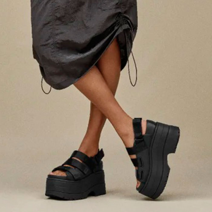 【国内正規販売店】UGG　アグ　GoldenRise　ゴールデンライズ　1167431【BLACK(BLK)】【ストリート　フェス　スライド　スリングバック　ラップサンダル　スタイルアップ　3WAY　旅行　厚底】◆4 2