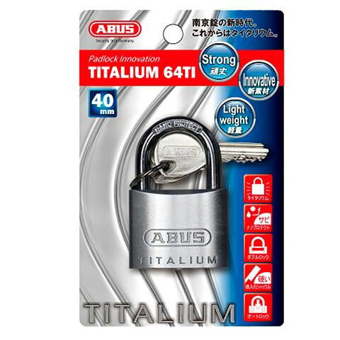 約30％減の軽量化を実現した新素材「タイタリウム」製のボディです。引っ張り・たたき開錠に強く抵抗するダブルラッチシステム構造でしっかりロックします。内部へ侵入した雨滴や海水などを排出する水抜き穴があり、品質・性能を維持します。サイズ62×40×15mm個装サイズ：13×8×2cm重量87g個装重量：109g素材・材質本体:タイタリウム(特殊アルミニウム合金)シャックル:焼き入れ鉄(ナノプロテクトメッキ仕上げ)仕様オートラッチシステム付属品キー×3本製造国中国南京錠の定番。新素材で軽量化を実現。
