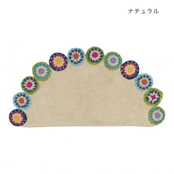 カラフルなクロシェ編みが可愛い半円状のマットです。どこか懐かしさやレトロな雰囲気も感じられる、ハンドメイドのクロシェ編み。半円状なので、ドアなどの出入口はもちろん、ベッド下に敷くのもおススメです。サイズ約80×40cm個装サイズ：80×40×3cm重量380g個装重量：500g素材・材質本体:綿80%・ポリエステル10%・レーヨン5%・その他5%、かぎ針編みモチーフ:綿100%生産国インドおすすめ