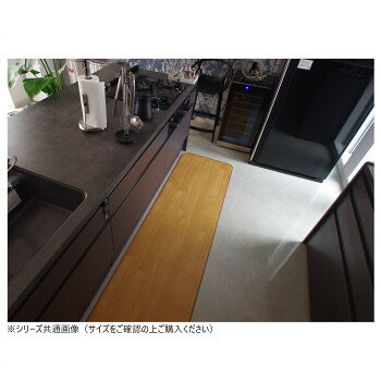 表面素材には塩化ビニールを使用しているため、防水・防汚効果があります。うっかりこぼしてしまった水分が即時に染み込まず水玉状になるため、サッと拭き取るだけで落とせます。付着してしまったウイルスを減らすための抗ウイルス加工済みなので、日常的に使う場所にピッタリです。快適で衛生的にお使いいただけます。【細菌の増殖を抑える抗菌加工】細菌による悪影響は、細菌が一定量を超えて増殖してしまった場合に起きるのがほとんどです。抗菌加工を施すことによって、黄色ブドウ菌・大腸菌・枯草菌などの増殖を抑え、清潔な状態を保つことができます。【高い防カビ効果】シート本体に練りこまれた防カビ剤によって、不快・不潔の原因となるカビやダニの増殖を抑える効果を発揮。生地自体もカビにくい素材なため、抜群の防カビ効果を実現しました。カビの発生しやすい水回りにピッタリな商品です。【消毒による色落ちに強い】こちらの商品はインフルエンザウイルスやノロウイルスに効くとされる次亜塩素酸による拭き掃除を行った場合でも変色・退色がし辛い商品になっています。【防炎加工で火災を事前に防止】より安心してお使いいただくための防炎加工済み。万が一着火してしまっても燃え広がることなく、自己消化性があります。防炎加工は洗っても損なわれません。【お手入れ方法】洗濯機はご使用にならないでください。汚れた場合は、固く絞った濡れタオルなどでお拭きください。※画像はシリーズ共通画像です。お届けサイズをご確認の上ご購入ください。※柄の出方は商品によって異なります。※この商品は、塩化ビニールを使用していますので、特性上、耐水性には優れていますが、耐熱性が低く、タバコライター、ストーブ等の火や、高温の熱によって融解したり、熱の作用で柔らかくなったりします。※掲載画像がパソコンやモニターの環境により、実物商品と多少色の違いが生じる事がございますが、ご了承お願い申し上げます。サイズ45×120cm個装サイズ：10×10×46cm重量個装重量：700g素材・材質表面:塩化ビニル樹脂・塩ビ発泡層裏面:すべりにくい加工仕様・抗菌加工・防カビ加工・防炎加工・抗ウイルス・耐次亜塩素酸・はっ水・滑り止め加工生産国日本お手入れ簡単ラクラク