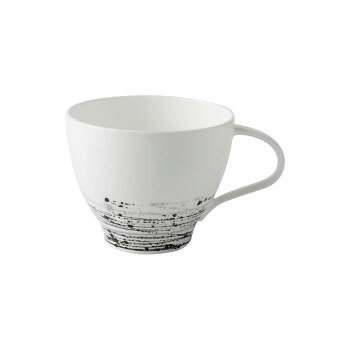 カップの飲み口が広めになっているのが特長のカプチーノ碗(満水時容量約340cc)。カプチーノやカフェオレにおすすめのアイテムです。マグとしてもお使いいただけます。拍(はく)シリーズはモップに墨をつけて、4.5mのロール紙に一気に書き上げた作品の一部を絵柄にしました。線と点がリズムにのって踊っているように見えることから「拍(はく)」と名付けられました。サイズ長径126×短径96×高さ78mm個装サイズ：13×13×8cm重量個装重量：100g素材・材質ファインボーンチャイナ仕様容量:340cc電子レンジ:可(温める程度)食洗機:可オーブン:不可生産国日本日本の「和」の心を感じさせるカプチーノ碗