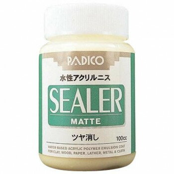 粘土や紙、布、木、金属など多くの素材にそのまま使用できる水性ニスです。絵具に混ぜて使用することもでき、乾くと耐水効果がでます。【特徴】マットは素材感の風合いを生かした仕上がりになります。塗り回数で仕上がりを調整できます。乾燥時間1時間(20度)【相性】水彩絵具と混ぜると耐水絵具として活用できます。アクリル絵具との相性がよいです。【処分方法】中身は布、紙にしみ込ませて、燃えるゴミへ。容器は燃えないゴミとして処分してください。【注意】水道に流すと詰まりの原因になりますのでご注意ください。使用後は固まらないうちに水で用具をよく洗ってください。5度以下の環境での使用、保存はお避けください。サイズ85×φ50mm個装サイズ：15×5×8cm重量個装重量：339g素材・材質アクリル、水セット内容100ml×3本セット生産国日本紙、布、木、金属など幅広い素材に対応!!