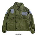 ■サイズ・色違い・関連商品■XL グリーン■L グリーン[当ページ]■商品内容RAF（王立空軍）に1960年代より採用され、2010年代まで長きに渡り採用された航空機、ヘリコプターの乗員用のフライトジャケットを忠実に再現しました。着座しての使用が前提のため、着丈を短くしています。中綿は使用していませんが、フードを装備し、耐風性のあるコットン素材でフライトカバーオール着用時の防寒着として着用される場合もあります。2000年代まではグリーン、以降はグレーに色が変更されています。フロントの開閉はボタン4個とジッパーの比翼式で風の巻き込みをシャットアウト。フロントポケットの2ヶ所はジッパー付で落下を防ぎ安心。袖口調整はマジック式。袖にペン差しポケットが付いて何かと便利。裾幅調整ドローコード付き。フードは衿に収納できます。■商品スペック○商品名：イギリス軍RAF MK.3フライトジャケットレプリカ○品番：JJ231YN○カラー：グレー、グリーン○材質：コットン50% ナイロン50%○生産国：中国○サイズ：《M（6）サイズ》 身幅/約60cm 肩幅/約49cm 着丈/約59cm 袖丈/約57cm《L（7）サイズ》 身幅/約62cm 肩幅/約51cm 着丈/約61cm 袖丈/約59cm《XL（8）サイズ》 身幅/約67cm 肩幅/約53cm 着丈/約63cm 袖丈/約61cm※適応サイズではございません。目安となる実寸サイズとなります。○スペック：フロント開閉/Wジッパー＆ボタン4個比翼式フロントポケット×2（開閉ジッパー）、袖ペン差しポケット、裾幅調整ドローコート゛付き、袖幅調整マジック付、襟収納式フード付、襟収納可能フード○特記事項： サイズ違いによる返品・交換はお受け出来ません。予めご了承下さい。■送料・配送についての注意事項●本商品の出荷目安は【1 - 8営業日　※土日・祝除く】となります。●お取り寄せ商品のため、稀にご注文入れ違い等により欠品・遅延となる場合がございます。●本商品は仕入元より配送となるため、沖縄・離島への配送はできません。