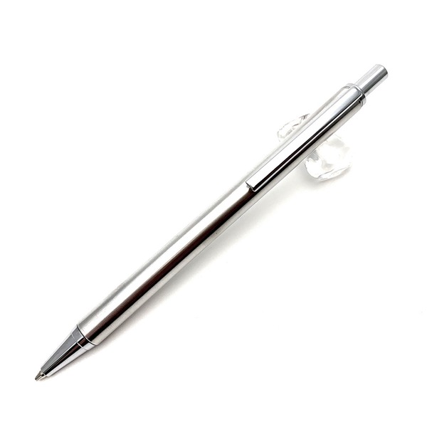 ■サイズ・色違い・関連商品■シャープペン 真鍮（ゴールドカラー）■シャープペン アルミ(シルバーカラー)[当ページ]■ボールペン 真鍮（ゴールドカラー）■ボールペン アルミ(シルバーカラー)■万年筆 真鍮（ゴールドカラー）■万年筆 アルミ(シルバーカラー)関連商品の検索結果一覧はこちら■商品内容Metal Pen「東洋のスイス」信州には日本の誇る確かな技術がある。高級腕時計から自動車部品までさまざまな精密機械部品工場あることで知られている。南信州飯田工場近くの工房で細かな技術を活かしたペン軸を研磨製造しました。＜アルミニュウム＞軽銀(けいぎん)とよばれ、軽く外見が銀に似ていることにちなむ。銀白色の軟らかい軽金属で、展性、延性に富み、薄い箔(はく)とすることができる。高反射率をもつため高純度アルミニウムは光学機器などの反射鏡に用いられる。また電解コンデンサー箔、磁気ディスク、レーザー用反射鏡、集積回路用蒸着材などに用いられる。その軽さを利用して航空機、自動車、船舶、鉄道に、電気の良導体であることを利用して送電線などに使われている。＜シャープペン＞金具：ドイツDAYACOM社製　芯/黒：0.5mm・先端パイプの取り扱い　先端パイプはシャープの命であり大事な部分です。　一度曲がったら元に戻すことは容易ではないのでご注意ください。・芯を出す量　芯は出し過ぎない事がポイントです。　出し過ぎると芯が折れやすくなります。　2回のノックで芯が1.2mm出るのが目安となります。・テーパー(先端金具)　先端が緩むと芯折れに繋がるのでご注意ください。　芯の先端パイプ側から入れると、内蔵部品のゴムチップが　外れる場合がありご注意が必要です。　ゴムチップが外れると正常に作動しなくなります。■商品スペック【サイズ】長さ120mm×軸径9mm【商品重量】23.5g【付属品】紙箱ペンケース【カラー/種類】アルミ(シルバーカラー)【タイプ/太さ】ノック式/0.5mm【生産地】日本 岐阜県【注意事項】・商品注文後のキャンセル、サイズ違い、イメージ違いによる返品・交換は承りかねます。■送料・配送についての注意事項●本商品の出荷目安は【1 - 4営業日　※土日・祝除く】となります。●お取り寄せ商品のため、稀にご注文入れ違い等により欠品・遅延となる場合がございます。●本商品は仕入元より配送となるため、沖縄・離島への配送はできません。[ KMS211 ]