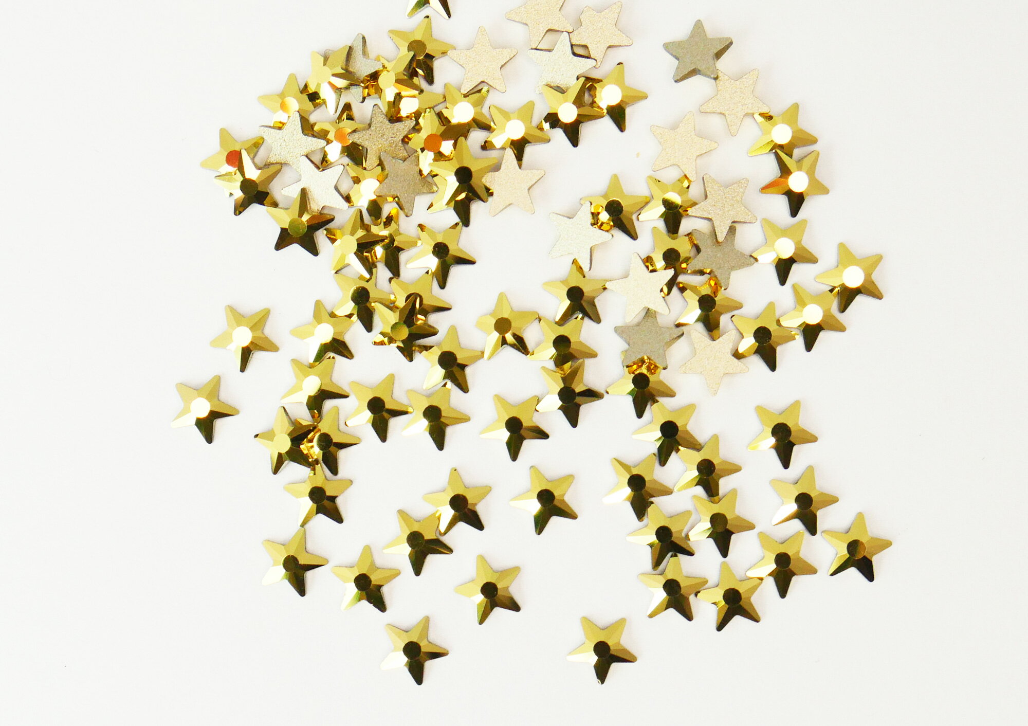 クリスタルオーラム。スター型です。 型番：43807301 正式商品名： 43807301 STAR MAXIMA FB 5mm CRYSTAL AURUM 5mmサイズを1粒、10粒単位など、お好みの小分け数量でご購入いただけます。 ※記載のサイズは、在庫状況やその他の事情により取り扱いがない場合がございます。最新の取り扱い状況はお問い合わせいただくか、商品ページにてご確認ください。