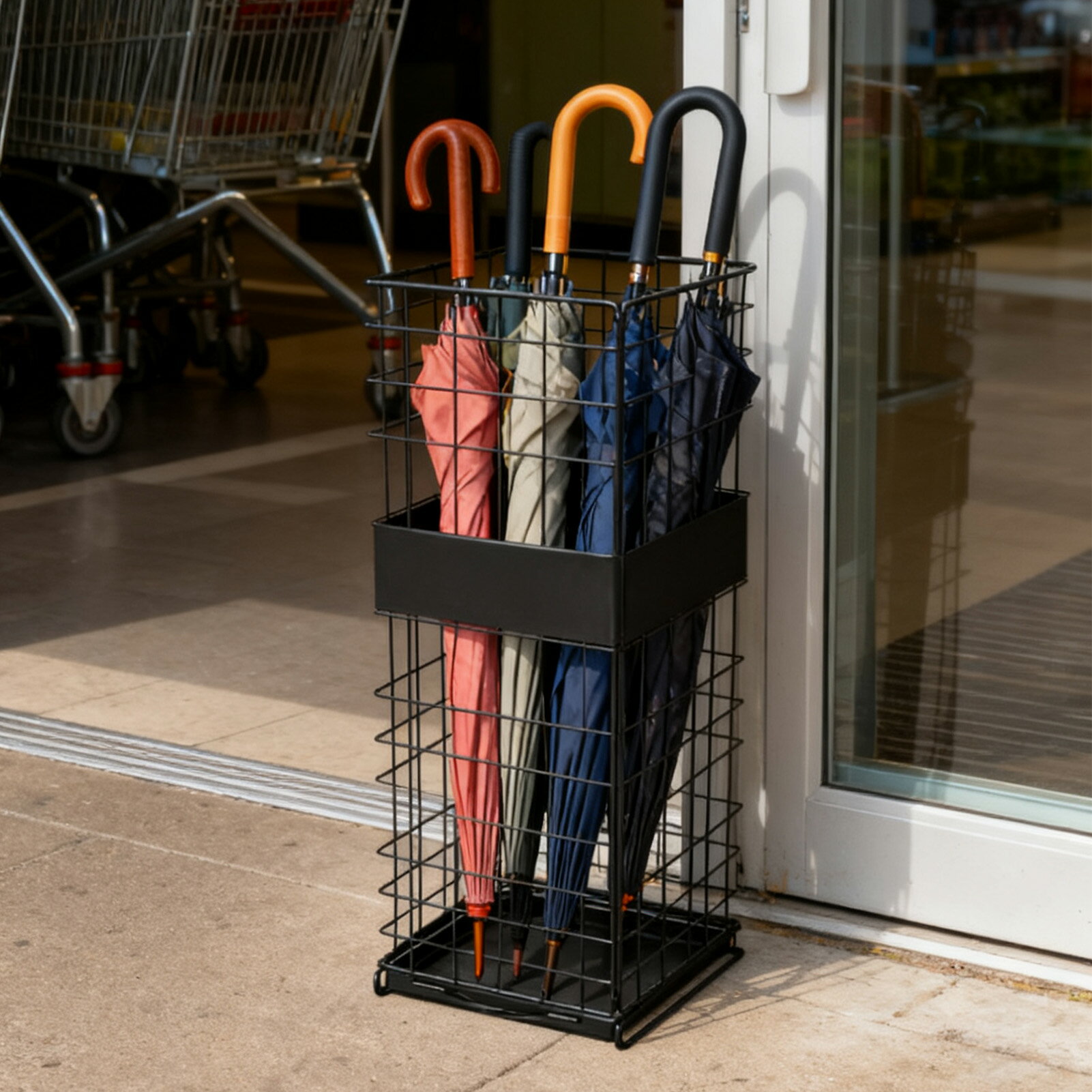 傘立て 自立型 正方形 金属製 取り外しトレイ 水滴 受け ホームオフィス 商業施設 玄関 エントランス 省スペース すっきり 整理 おしゃれ おすすめ 人気 便利 メンテナンス 簡単 耐久性 ブラック シルバー ホワイト ギフト プレゼント 清潔 防錆 多機能 収納