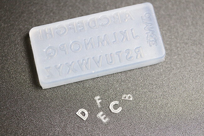 【シリコン モールド】 1個 アルファベット シリコンモールド (大文字/小文字) アクセサリー 手芸 パーツ アクセサリーパーツ ハンドメイド 材料 土台 3Dネイル ジェル ネイル デコ 英二 英語 UVレジン