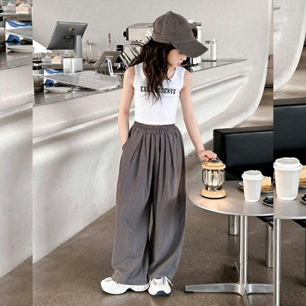 Details テロンとした落ち感のあるワイドパンツ。生地は薄すぎず、厚すぎずな生地感。普段使いからダンスシーンまでヘビロテ間違いなし！ メール便 メール便 ◎ サイズ 【100サイズ】ウエスト：46cm/長さ：70cm 【120サイズ】ウ...