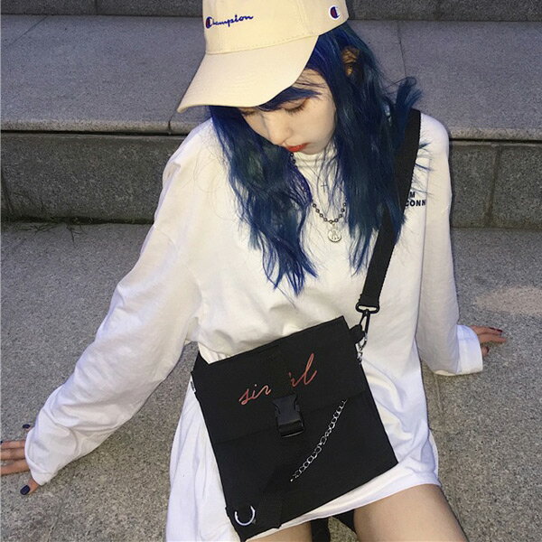 ショルダーバッグ サコッシュ チェーン付き ロゴプリント ミニバッグ ボディバッグ ブラック 黒 斜め掛け かばん 鞄 バッグ BAG ダンス 韓国ファッション 個性的