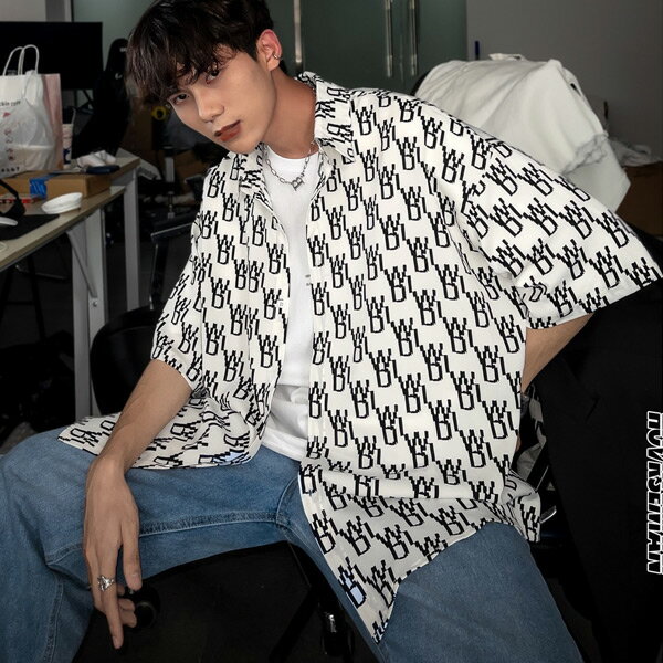Rakuten - 柄シャツ ロゴ柄 総柄 半袖 白 黒 モノトーン ダンス 衣装 ヒップホップ 韓国ファッション 大きいサイズ 個性的 オーバーサイズ シャツ トップス
