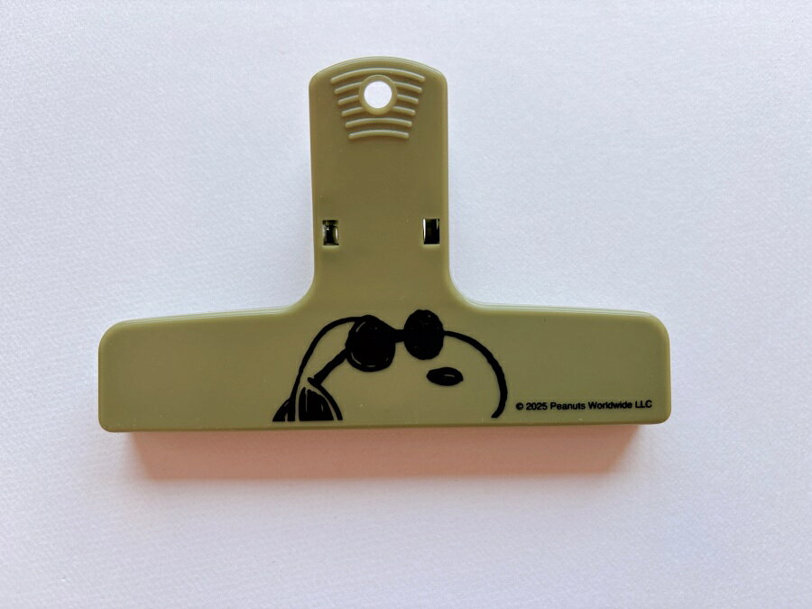 ◆商品詳細◆ 商品名：スヌーピー ダイカットクリップ Joe Cool（ジョー・クール） 型番：PMN35 サイズ：H64×W100mm 素材：PVC 生産地：中国 ★★★★★★★★★★★★★★★★★★★★★★★★ ★ 人気のミニステッカー特集はこちら ★ ★ 他にもいろいろ「スヌーピー」グッズはこちら ★ ★★★★★★★★★★★★★★★★★★★★★★★★ ◆商品説明◆ スヌーピーの人気キャラクター「ジョー・クール（Joe Cool）」をデザインしたダイカットクリップです。 存在感のある大きめサイズなので、書類やメモをまとめる文房具としてはもちろん、お菓子やパンの袋留めにもぴったり。 PVC素材を使用した丈夫なクリップで、ご家庭やオフィス、学校などさまざまなシーンで活躍します。 使うたびに楽しい気分になれる、スヌーピーファンにおすすめのアイテムです。 ◆使用シーン◆ ●書類やプリントの整理に ●お菓子やパンの袋留めに ●キッチンで食品保存用クリップとして ●手帳やノートのブックマークに ●プレゼントやプチギフトにもおすすめ ◆注意事項◆ ●無理に厚いものを挟むと破損する恐れがあります。 ●小さなお子様の手の届かない場所でご使用・保管してください。 ●火気や高温になる場所での使用・保管は避けてください。 ●商品の仕様やデザインは予告なく変更となる場合がございます。 ※通常はメール便（日本郵便）でのお届けとなります。 メール便はお届けまでお時間がかかる場合がございます。 お急ぎの場合や、追跡・早めのお届けをご希望の場合は、 「追跡可能メール便」または「宅配便（いずれも日本郵便）」を 配送方法選択画面よりお選びください。 ※送料は配送方法・ご注文金額・お届け先により異なります。 ◆関連キーワード◆ スヌーピー SNOOPY Snoopy PEANUTS ピーナッツ Joe Cool ジョー・クール ダイカットクリップ ビッグクリップ クリップ 文房具 袋止め お菓子クリップ キッチンクリップ メモクリップ PVC キャラクターグッズ※ご覧いただくモニター環境により、実際の商品と色味が異なって見える場合がございます。