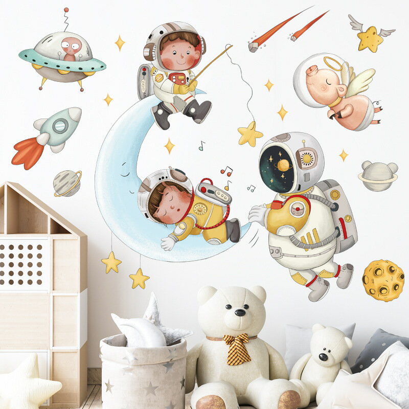 ※画像はイメージです。実際の商品と画像は若干異なる場合がございます。 材質：PVC　 参考サイズ： 30*90cm 【商品説明】 ・お部屋の壁や窓ガラス、家具、バスルームなどに貼り付けてお手軽にイメージチェンジ！ ・防水仕様なので、バスルームなどでもご利用いただけます。 ・環境基準をクリアした素材を使用していますので、子供部屋にも安心してお使いいただけます。 ・粘着力が弱まるまで何度でも貼り直しができます。 ・部屋、窓、浴室、トイレ、冷蔵庫、キッチン、天井、ガラス等、平らな場所なら場所を選ばず貼ることができます。 ※凹凸やつぶつぶな壁に貼ると、ステッカーと壁の間に隙間ができてしまい、剥がれ易くなる場合もございます。 　★上手に貼るポイント★ ステッカーが丸まっている場合、平らに開いたままの状態で、24時間放置し、貼り付けた後に、ドライヤー（熱風）すると、粘着力が更に良くなります。 大きいサイズのステッカーはまずハサミでパーツごとに切り分けます。 ※初めての方は2人以上で作業する事をお勧めいたします。 お子様と一緒に！家族みんなで貼るのも楽しみの一つです♪ 【ガラス等、光沢面に貼る】 空気が入りやすいので、少しずつ裏地を剥がしながら貼るようにしましょう。 ※どうしても空気が抜けない場合は、無理に擦らず針などで刺すと空気を逃がせます。 【壁紙に貼る】 まずはコロコロなどでホコリをきれいに取り除きましょう。 壁紙の場合どうしても凹凸があるため、空気が入る隙間ができ、はがれる事があります。 壁を汚さず、傷つけず剥がせることを前提に設計されているため、大きいサイズの物ほど重さで剥がれやすい傾向があります。 剥がれ落ち対策： セロハンテープをステッカーの下地に貼り壁面が平らになることで剥がれ落ちを防げます。 セロハンテープは下地に貼ることで、外からは見えません。貼り直しも簡単にできます。 （壁紙←セロハンテープ←ステッカー） ※お急ぎの場合は、あす楽（ゆうパック）をご利用ください。 ＜関連キーワード＞ ステッカー　シール　かっこいい　おしゃれ　デコレーションステッカー シール　テープ　アレンジ自由自在　宇宙飛行士　ロケット　衛星　惑星　コスモ　大気圏　宇宙服　太陽　月面　軌道　スペースシャトル　銀河　星　天体　望遠鏡