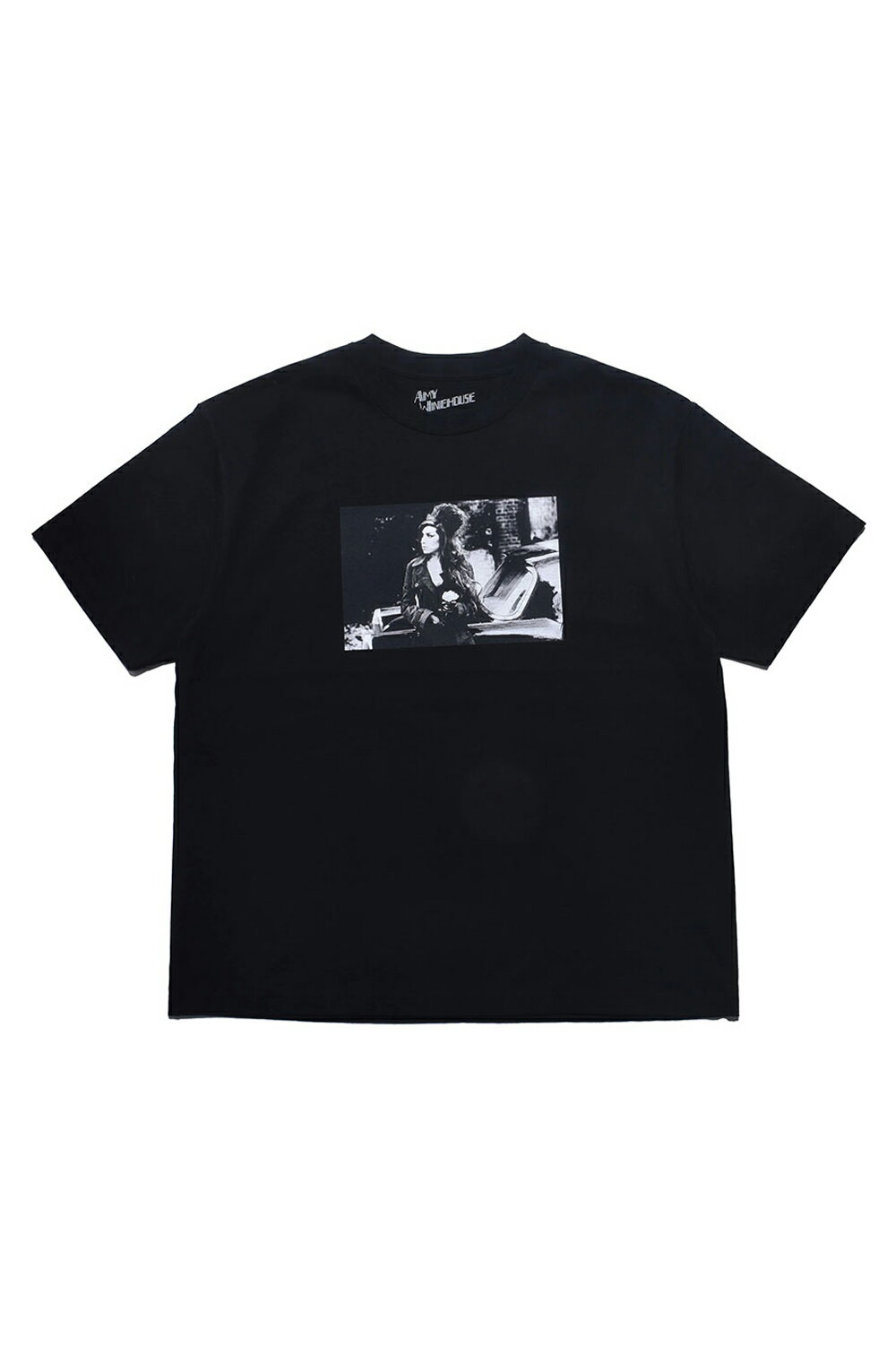 Rakuten - Amy Winehouse Lean On A Car Photo S/S Tee/Black(MND-AMW002) Minedenim(マインデニム)