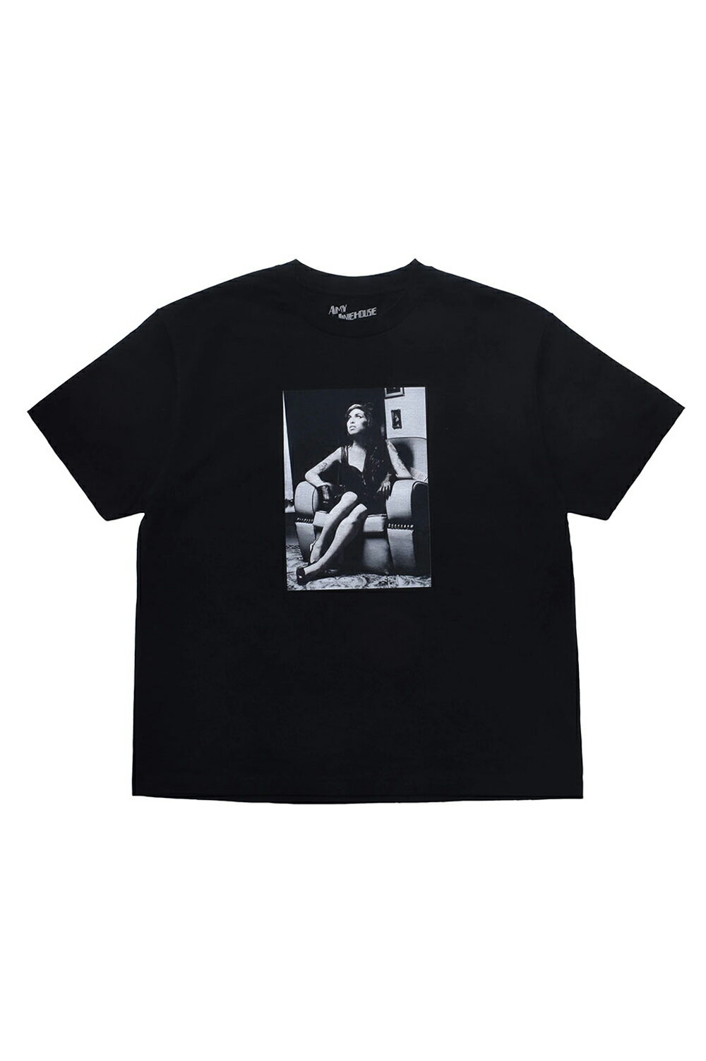 Rakuten - Amy Winehouse Sitting On A Chair Photo S/S Tee/Black(MND-AMW003) Minedenim(マインデニム)