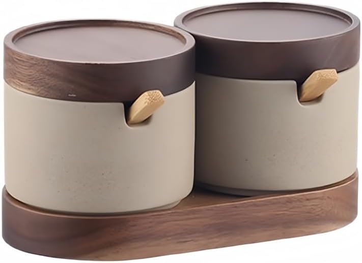 この商品について 【素材】高温セラミックポット+高温セラミックスプーン+天然セラミッと木。 【機能】砂糖入れおしゃれなデザインスタイル。 高温セラミックジャー、滑らかで繊細な釉薬、竹と木で覆われ、防湿性と防塵性があり、清潔で衛生的です。 【セットの特徴】ユニークで美しい外観、設置スペースの節約、使いやすさ、清潔で整頓。 スタイリッシュで完璧なキッチンとダイニングテーブル。 【使用法】砂糖、塩、鶏肉粉、チリソース、香辛料など、さまざまな調味料の保存に使用されます。 使いやすく、キッチンアシスタントとしても使用できます。 ご注文から30分以内は、理由の有無を問わず購入履歴からキャンセルすることが可能です。 なお、当店では、ご注文から30分以上過ぎた場合、お客様都合によるキャンセルは承っておりません。 あらかじめご了承ください。 ◇ 配送方法について ◇ ※ 発送後のキャンセル・送付先の変更はできません。 ※ 届かない場合や、転居による紛失に関しての補償は一切ありません。 ご注文前に、送付先に誤りがないか、部屋番号抜け等がないかを必ずご確認ください。 ※ 長期不在・表札がない・表札や郵便受けに書かれたお名前がご注文者のお名前と異なる場合、 お届けができず自動的に返送となる場合がございます。 返送された場合、返送・再配達にかかる送料はお客様負担となります。ご了承ください。 ◇ 注意事項 ◇ ※ ご利用のモニターによって、実物とすこし異なる色に表示される場合がございます。 ※ 全商品、北海道・沖縄・離島は別途 送料が掛かります。 ※ ラッピング対応しておりませんので、ご了承ください。 ※輸入品の為予告なくパッケージや仕様が多少変更される場合があります。 ご了承ください。