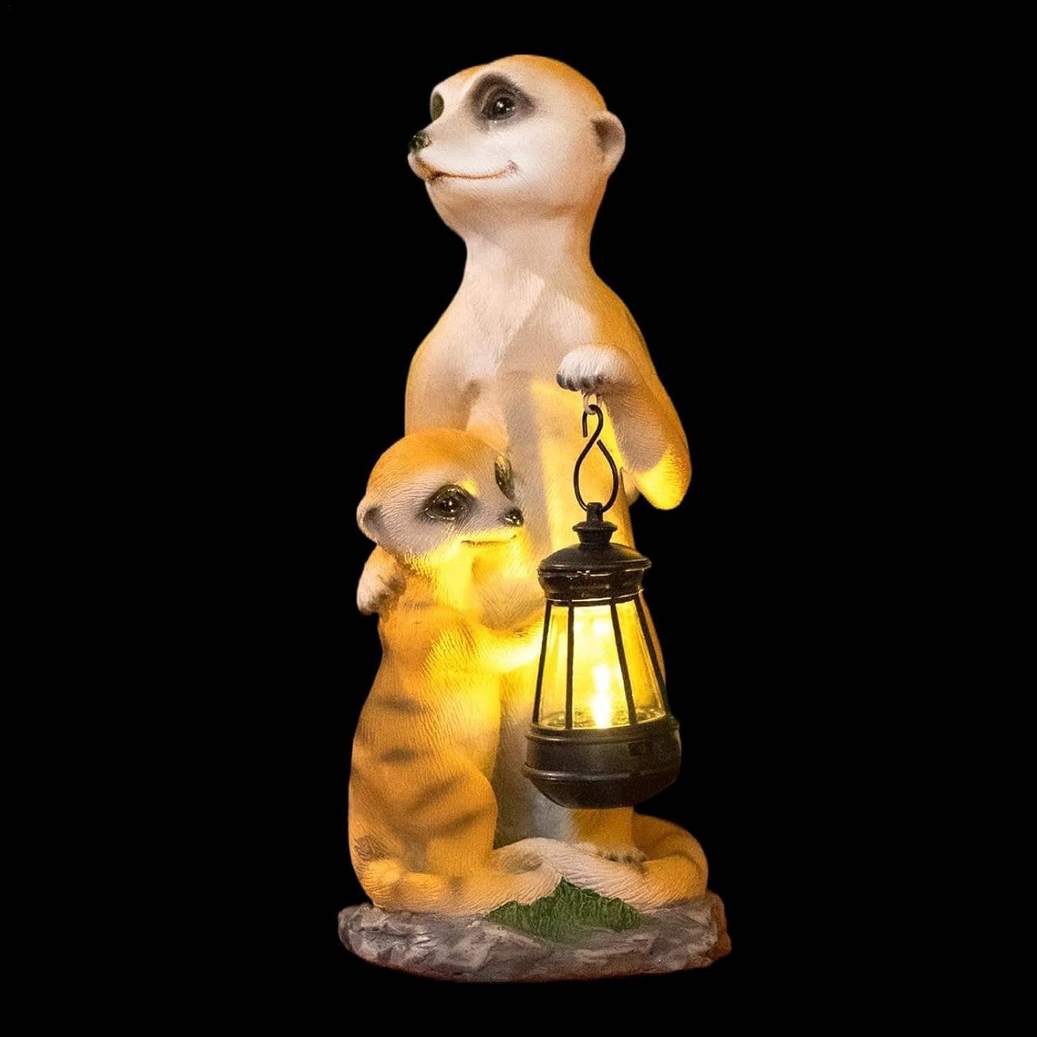 この商品について ソーラー充電式】 太陽光発電技術を搭載し、日中6-8時間充電することで夜間6-10時間暖かい光を放ちます。電気配線不要で省エネかつ環境に優しく、庭の装飾として手軽に導入できます。 【愛らしいミーアキャットファミリーデザイン】 母親のミーアキャットが赤ちゃんを優しく保護する姿をリアルに表現した彫刻で、家族の絆を感じさせる温かいデザインが特徴です。ミーアキャット愛好家にはたまらない可愛らしさが魅力です。 【高耐久性樹脂素材】 屋外での使用に耐える耐久性に優れた樹脂素材を採用。風雨に強く、紫外線による退色も抑えられ、長期間美しい外観を維持します。軽量でありながら安定感があり、設置場所を選びません。 【自動オンオフ機能】 周囲の明るさを感知し、日没後自動的に点灯し、日の出時に自動的に消灯する機能を搭載。面倒な手動操作が不要で、常に適切なタイミングで光を提供します。 【簡単設置】 ボタンをオンにして日当たりの良い場所に置くだけの簡単な設置作業です。専門的な知識や工具は不要で、誰でも手軽に庭を装飾できます。 【暖かい光】 優しい暖かい光を放ち、夜の庭に居心地の良い雰囲気を作り出します。パーティーやバーベキューなどのイベント時にも、幻想的な照明として活躍します。 【多用途装飾】 庭の芝生、ポーチ、パティオ、バルコニーなど、さまざまな屋外スペースに設置可能です。場所に応じてSサイズ（約11x11x25cm）またはLサイズ（約11.5x12.5x30cm）から選べます。 ご注文から30分以内は、理由の有無を問わず購入履歴からキャンセルすることが可能です。 なお、当店では、ご注文から30分以上過ぎた場合、お客様都合によるキャンセルは承っておりません。 あらかじめご了承ください。 ◇ 配送方法について ◇ ※ 発送後のキャンセル・送付先の変更はできません。 ※ 届かない場合や、転居による紛失に関しての補償は一切ありません。 ご注文前に、送付先に誤りがないか、部屋番号抜け等がないかを必ずご確認ください。 ※ 長期不在・表札がない・表札や郵便受けに書かれたお名前がご注文者のお名前と異なる場合、 お届けができず自動的に返送となる場合がございます。 返送された場合、返送・再配達にかかる送料はお客様負担となります。ご了承ください。 ◇ 注意事項 ◇ ※ ご利用のモニターによって、実物とすこし異なる色に表示される場合がございます。 ※ 全商品、北海道・沖縄・離島は別途 送料が掛かります。 ※ ラッピング対応しておりませんので、ご了承ください。 ※輸入品の為予告なくパッケージや仕様が多少変更される場合があります。 ご了承ください。 ※本商品は新品未使用品ですが、輸入品のため、汚れや傷・ムラがある場合がございます。ご了承ください。