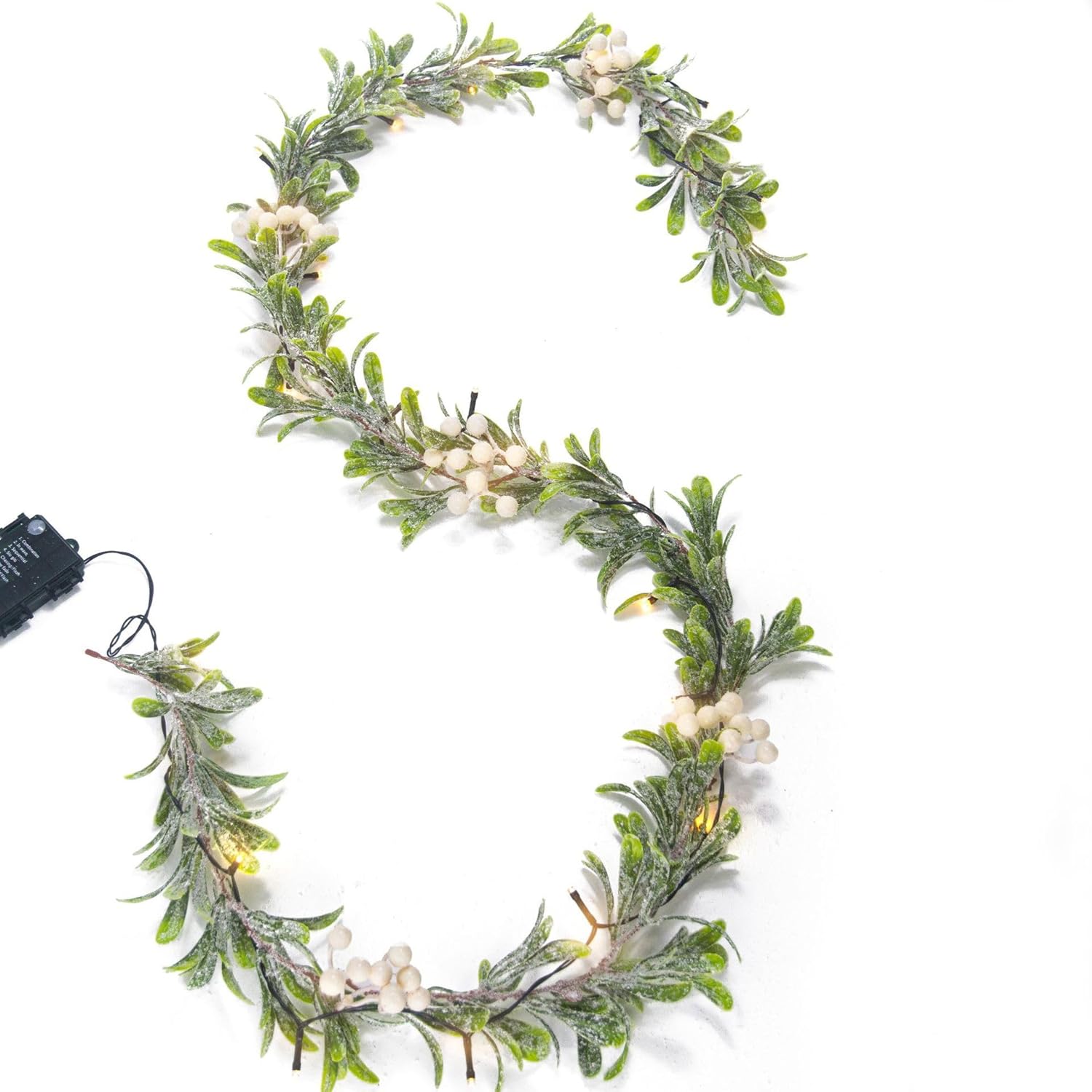 【リアルで華やかなデザイン】緑豊かなオリーブの葉に、赤と白のベリーが美しく映えるクリスマスガーランド。自然な色合いと立体的なデザインで、本物の植物のようなリアルさを再現。リビングや暖炉、階段などに飾るだけで、温かみのあるホリデームードを演出...