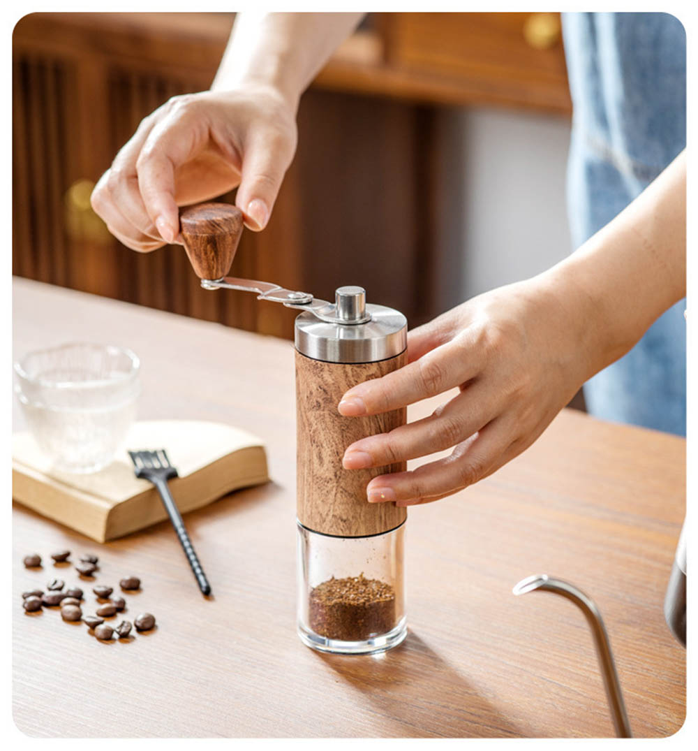 FINTRUEのコーヒーセット キャリーイングキット 手挽き コーヒーミル 小型 コーヒーグラインダー ステンレス臼 折り畳み式ハンド コーヒードリッパーポット付き 手挽式コーヒーグラインダー コーヒー用品5セット 家庭用 プレゼント｜アングル3