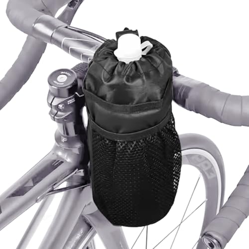 ■商品説明■ 自転車 ドリンクホルダー バイク ボトルホルダー 脱着可能な滑り止め メッシュポケット付き 取付簡単 角度調整可能 自転車 ロードバイク用 自転車 ボトルケージ (ブラック) パッケージ内容 自転車用水筒バッグ1個 長さ約23.5 cm 幅約11 cm。取り外し可能な滑り止めテープ2個で 必要な場所に自由に取り付けられ 工具やネジは不要。製品素材 外部に水かけ防止ポリエステル生地を採用し 耐摩耗性で破損しにくく 内部にアルミニウム箔材質を採用し 保温保冷の効果を発揮することができる。四季折々の水筒バッグです。しっかりと取り付ける 「90度直角」の取り付け方法を使用して 自転車の飲料スタンドを滑り止めベルトを通じてハンドルバーに取り付け 滑りにくくすることができる。水筒タイプ対応 自転車用ボトルケージは直径約7 cm 350 ml-1000 mlのスリムタイプの水瓶に適しており スポーツ水瓶 ステンレスボトル 旅行用マグカップ ペットボトル 哺乳瓶などに適している。マルチシーン対応 オフロード自転車 マウンテンバイク ロードバイクなどの自転車に適しており 電動自転車ベビーカー 車椅子 歩行器 ゴルフカートなどにも対応している。 ★注意：取り付け方法や使用環境、相性に関するサポートは行っておりません。また、商品の使用により生じた如何なる損害・被害も、弊社では一切の責任を負いかねますので予めご了承ください。商品の説明 水筒タイプ対応 自転車用ボトルケージは直径約7 cm 350 ml-1000 mlのスリムタイプの水瓶に適しており スポーツ水瓶 ステンレスボトル 旅行用マグカップ ペットボトル 哺乳瓶などに適している。 マルチシーン対応 オフロード自転車 マウンテンバイク ロードバイクなどの自転車に適しており 電動自転車ベビーカー 車椅子 歩行器 ゴルフカートなどにも対応している。自転車 ドリンクホルダー バイク ボトルホルダー 脱着可能な滑り止め メッシュポケット付き 取付簡単 角度調整可能 自転車 ロードバイク用 自転車 ボトルケージ (ブラック)