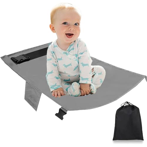 ■商品説明■ フットレスト 子供 飛行機 シート 折りたたみ式 防滑ゴム付き エクステンダー 子供 赤ちゃん フットハンモック 幼児用飛行機シートベッド ナイロン 軽量 ポータブル幼児旅行用ベッド 収納ポケット付き 椅子用 足置き台 組み立て簡単 航空機対応 旅行必需品 ( ... 航空機対応設計 飛行機の狭小スペースに最適化：子供用飛行機シートはオックスフォード生地を使用しており 通気性と耐久性があり 軽量なので便利です。飛行機の座席下に収まるコンパクトサイズで 足元のスペースを有効活用します。子供が足を置くことで座り姿勢が安定し 長時間のフライトでも疲れにくくなります。肌に優しい柔らかな素材で 子供が長時間座っても不快感がなく 快適な空の旅を実現します。フットレストとしても家庭の椅子にも適用可能です。安全防滑構造 安心して使用できる設計：子供用フットレストの安定性と安全性は強力な接続ストラップとファスナーによってサポートします。底部には滑り止めの粒があり しっかり密着してズレを防止 飛行機のシートをしっかり固定できます。空の旅でも安心してくつろげる 信頼性の高い幼児用飛行機ベッドです。振動がある飛行機内でもずれにくく安定性に優れます。材質は安全基準を満たした非毒性素材で お子様が触れても安心です。折りたたみ式 & 軽量 持ち運びと収納が便利：折りたたみ後のサイズは 26.5x 22.5 cm 重量はわずか 330g で持ち運びに便利です。旅行バッグに入れても場所を取らず 使用しな ★注意：取り付け方法や使用環境、相性に関するサポートは行っておりません。また、商品の使用により生じた如何なる損害・被害も、弊社では一切の責任を負いかねますので予めご了承ください。航空機対応設計 飛行機の狭小スペースに最適化：子供用飛行機シートはオックスフォード生地を使用しており 通気性と耐久性があり 軽量なので便利です。飛行機の座席下に収まるコンパクトサイズで 足元のスペースを有効活用します。子供が足を置くことで座り姿勢が安定し 長時間のフライトでも疲れにくくなります。肌に優しい柔らかな素材で 子供が長時間座っても不快感がなく 快適な空の旅を実現します。フットレストとしても家庭の椅子にも適用可能です。安全防滑構造 安心して使用できる設計：子供用フットレストの安定性と安全性は強力な接続ストラップとファスナーによってサポートします。底部には滑り止めの粒があり しっかり密着してズレを防止 飛行機のシートをしっかり固定できます。空の旅でも安心してくつろげる 信頼性の高い幼児用飛行機ベッドです。振動がある飛行機内でもずれにくく安定性に優れます。フットレスト 子供 飛行機 シート 折りたたみ式 防滑ゴム付き エクステンダー 子供 赤ちゃん フットハンモック 幼児用飛行機シートベッド ナイロン 軽量 ポータブル幼児旅行用ベッド 収納ポケット付き 椅子用 足置き台 組み立て簡単 航空機対応 旅行必需品 (グレー)
