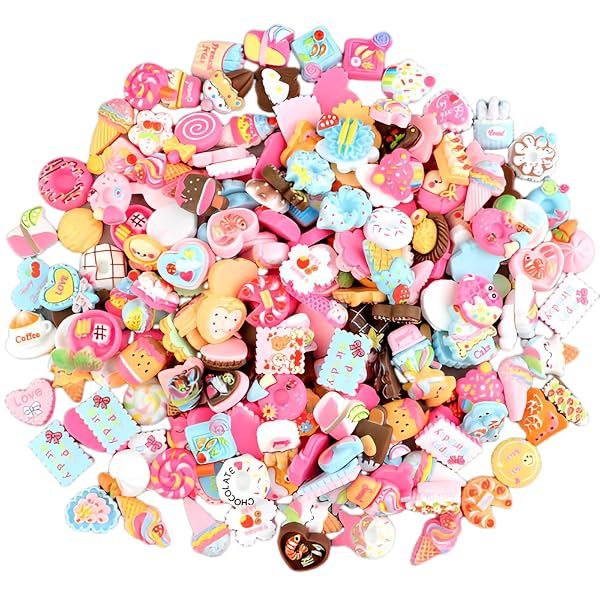 ■商品説明■ デコパーツ レジンパーツ スイーツ ホイップデコ ミックス かわいい キャンディ アイスクリーム アクセサリー 樹脂カボション DIY手工芸品 50個 パッケージ内容 デコパーツはランダムに約50個セット。サイズ：約15 mm - 25 mm。色はマカロン系とグラデーション。自由に組み合わせて使うことができ さまざまなニーズに応えることができます。樹脂材質 樹脂材料を採用し 繰り返し使用でき 洗浄でき 変形や色落ちしにくく 優れた耐久性を持っている。背面が平らで加工しやすく 初心者でも簡単に飾ることができます。かわいい図案 ケーキ ドーナツ アイスクリーム キャンディー パン クッキーなどさまざまなスイーツ そしてピザ おにぎり コーヒーなどの食べ物が とっても可愛く見えて あなたのデコレーションに豊かなデザインスタイルをもたらします！多彩な使い方 ヘアピン ヘアバンド イヤリング キーホルダー 携帯ケース フォトフレーム 鏡 文具ケースなどの装飾素材に使用でき 好みに合わせて想像力と創造力を働かせ 自由にDIY制作ができます。プレゼントに最適 誕生日 クリスマス バレンタインデー 記念日 パーティー 卒業式 結婚式などの特別な日には 家族や友人 恋人へのプレゼントとしても最適です。 自由に組み合わせることができ あなたの装飾に豊かなデザインスタイルをもたらすことができます！ ケーキ ドーナツ アイスクリーム キャンディー パン クッキーなどかわいいスイーツデコパーツは種類が豊富で スタイルに合わせて1つまたは複数を選んで使うことができ 装飾にかわいらしい雰囲気をプラスします。マカロン系の色は 約15mm-25mm。樹脂材料は 洗浄して再利用することができます。背面が平らで 簡単に加工できます。好みに合わせて想像力や創造力を働かせて DIY創作をしましょう！ ヘアピン ヘアバンド イヤリング キーホルダー 携帯ケース フォトフレーム 鏡 文具ケースなどに使用するDIY創作コーディネートがぴったりです。家族や友人 恋人へのプレゼントに最適！ 誕生日 クリスマス バレンタインデー 記念日 パーティー 卒業式 結婚式などの特別な日に 大切な人に贈りましょう。デコパーツ レジンパーツ スイーツ ホイップデコ ミックス かわいい キャンディ アイスクリーム アクセサリー 樹脂カボション DIY手工芸品 50個