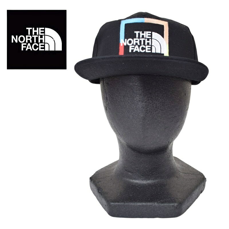 ■サイズ：約55cm〜約61cm■カラー：[TNF BLACK] ■NF0A55KK■素材：コットン ポリエステルノースフェイス THE NORTH FACE キャップ PLASKETT BALL CAP スナップバック スクエアロゴ 刺繍 リップストップ フラットバイザー ユニセックス メンズ レディースフロントには、ブランドネームとハーフドームを囲むように、ブルー、レッド、イエローなど多色の糸を使ったスクエアロゴを精密な刺繍で配置。重くなり勝ちなブラックキャップに軽快な遊び心を加え、コーディネートの主役級の存在感を放ちます。バイザー（つば）が真っ直ぐなフラットタイプで、現代的なストリート感を演出。背面はスナップバック仕様になっており、男女問わずサイズ調整が可能です。アジャスター横のピスネームなど、細部までノースフェイスらしいこだわりが詰まっています。