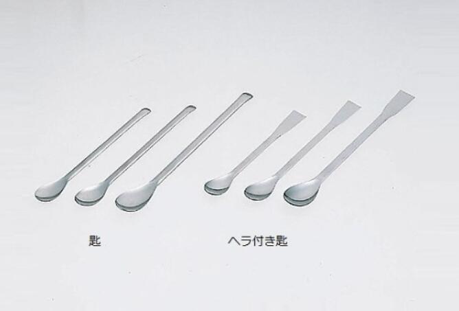 商品名 商品区分 スプーン（ステンレス製） 150mmスプーン スプーン（ステンレス製） 165mmスプーン スプーン（ステンレス製） 180mmスプーン スプーン（ステンレス製） 210mmスプーン スプーン（ステンレス製） 240mmスプーン スプーン（ステンレス製） 300mmスプーン スプーン（ステンレス製） 360mmスプーン スプーン（ステンレス製） 450mmスプーン スプーン（ステンレス製） 500mmスプーン スプーン（ステンレス製） 600mmスプーン ヘラ付き匙 150mmヘラ付きスプーン ヘラ付き匙 165mmヘラ付きスプーン ヘラ付き匙 180mmヘラ付きスプーン ヘラ付き匙 210mmヘラ付きスプーン ヘラ付き匙 240mmヘラ付きスプーン ヘラ付き匙 300mmヘラ付きスプーン ヘラ付き匙 360mmヘラ付きスプーン ヘラ付き匙 450mmヘラ付きスプーン ヘラ付き匙 500mmヘラ付きスプーン ヘラ付き匙 600mmヘラ付きスプーン ステンレス製スプーン 商品説明 本商品は、耐久性と衛生面に優れたステンレス製スプーンです。業務用から家庭用まで幅広く対応し、調理・盛り付け・計量・混合など多目的に使用できます。サイズ展開が豊富なため、用途や作業内容に合わせて最適な長さをお選びいただけます。 特長 ・錆びにくく、長期間使用できるステンレス製 ・洗浄しやすく、衛生管理が求められる現場に最適 ・長さバリエーションが豊富で作業効率が向上 ・食品工場、給食施設、飲食店、研究・実験用途にも対応 ヘラ付きスプーンについて ヘラ付きタイプは、すくう・混ぜる・ならす作業を一本で行える実用性の高い形状です。粘度のある材料や粉体の処理にも適しており、調理現場や製造工程で高く評価されています。 共通仕様一覧 材質：ステンレス鋼 用途：調理用、業務用、実験用、食品加工用 特性：耐久性、耐腐食性、衛生的　