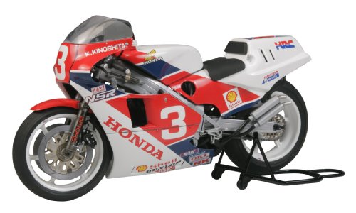 No.99 ホンダ NSR500 ファクトリーカラーレッド/全長165mm/14099・パッケージ個数:1・完成サイズ:全長165mm・組み立て塗装が必要なプラモデル。別途、接着剤や工具、塗料等が必要。・1/12スケール未塗装プラスチック組み立てキット・色: red商品紹介 1986年に全日本ロードレース選手権に登場したHonda NSR500を、チャンピオンに輝いた木下恵司選手のカラーリングで再現したプラスチックモデル組み立てキットです。水冷V型4気筒2ストロークエンジンを精密に再現。特徴あるキャブレターやラジエターなど、補機類もメカニカルな仕上がりです。2ストロークエンジンならではの排気チャンバーのレイアウトも迫力たっぷり。プロリンク機構を採用した独特のリヤサスペンションは、金属製コイルスプリングを使用しました。さらにカウリングは完成後も内部のメカニズムを見ることができる透明部品と白色部品の2種類セット。スライドマークはHondaレーシング純正カラーを再現しました。 ※この商品は、組み立て、塗装が必要なプラモデルです。 ※組み立て、塗装には別途、接着剤や工具、塗料等が必要です。 ※「プラモデル」は日本プラモデル工業協同組合所有の登録商標です。 安全警告 特になし