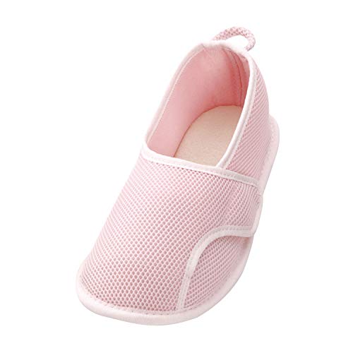 入院用(旧)ピンク/22.0~23.0 cm 3E/Q2502・Size:22.0~23.0 cm 3EColor:(旧)ピンク・パッケージ個数:1・【日本転倒予防学会推奨品、病院・高齢者施設/入院・入居時の上履きとして】快適で安全な歩行をサポートするルームシューズです。入院・入居時の転倒予防として、スリッパの代わりとしてご活用いただけます。病院や老人ホーム、デイサービスなど幅広い施設で使用されています。・【ガバっ! と開いて脱ぎ履きがスムーズ】広く開くテープ仕様で履き口が大きく開くため、足を入れやすく、脱ぎ履きがラクに行えます。テープ調整ができ、浮腫みのある足にもフィットしやすいです。幅広い足にもご利用いただけます。かかとのループが履きやすさを補助します。ご自身で脱ぎ履きする方はもちろん、麻痺や車椅子の高齢者など介護補助が必要な方へのルームシューズとしても着脱しやすいです。プレゼントとしても。・【メッシュ素材で通気性も良く、洗濯可能で衛生的】メッシュ素材で通気性も良いため、ムレを防いで快適な履き心地を実現。中底は素足で履いても気持ちがいいパイル生地を使用。洗濯機で説明 病院内でも安心て履いて頂けるよう入院用として企画した院内専用シューズ。軽くて疲れにくく、しなやかで屈曲性が良い底材が歩行をしっかりサポートします。