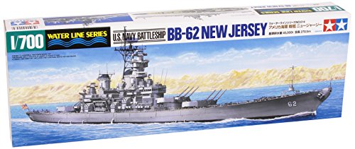 ウォーターラインシリーズ No.614グレー/中型 (47cm x 14cm x 44cm)/TAM31614・Size:中型 (47cm x 14cm x 44cm)・パッケージ個数:1・組み立て、塗装が必要なプラモデル。別途、工具、塗料等が必要。商品紹介 アメリカ海軍戦艦、ニュージャージーを1/700スケールでモデル化したプラスチックモデル組立てキットです。 その特徴ある細長いスタイルやシェアのそり上がった艦首など、全長386.5mm、全幅47mmに再現。 半世紀にわたって活躍したニュージャージーが1981年から1982年にかけて行われた近代化改修後でミサイル戦艦に生まれ変わった姿をモデル化しました。 第二次世界大戦時とはまったく異なる艦橋構造物やラティス型マスト、レーダー類などの忠実な再現も見どころです。 40.6cm3連装を装備する主砲塔は取り付けにポリキャップを使用し完成後も回転可能。 トマホークミサイル発射管やハープーンミサイルランチャーなどの兵装パーツもリアルな仕上がりが楽しんでいただけます。 搭載ヘリSH-60シーホークも1/700スケールでセット。ローターブレードの自然な垂れ下がりも再現され、実感たっぷりです。 特徴ある迷彩塗装はカラーイラストもセットされ、組立の参考に役立ちます。 船体部品は左右分割の2パーツで再現。特徴あるスタイルや艦首の形なども正確にモデル化しました。 (.co.jpより) 安全警告 該当なし