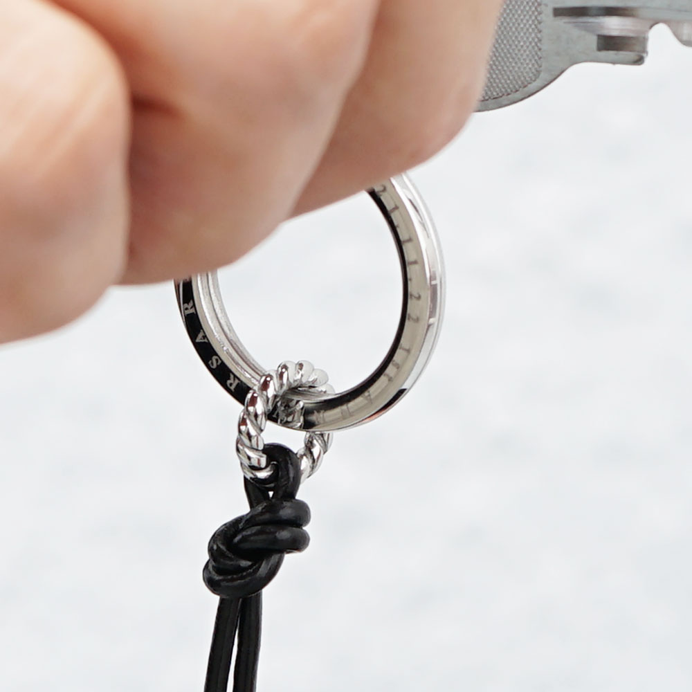 レザーコード キーリング 刻印無料 単品販売 アレルギー フリー ステンレス キーホルダー 名入れ カップル ギフト プレゼント 記念日 誕生日 レディース メンズ 母の日 父の日 イニシャル アルファベット 誕生石 チャーム Leather Cord Key Ring