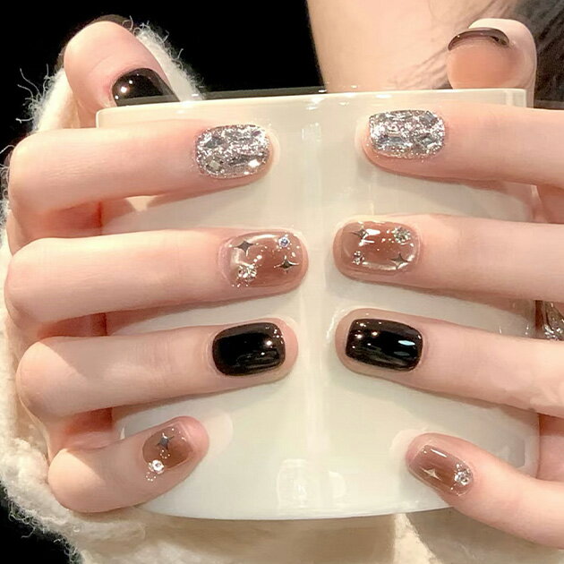 ⇒ 買い物ガイドはこちら■商品説明 ラメやビジューを贅沢にあしらった、華やかなデザインネイルチップ。 長さを抑えた、普段使いのしやすいスクエアフォルムでご用意しました。 それぞれに異なる表情でおつくりした、洒落感たっぷりのデザイン。 カラー...