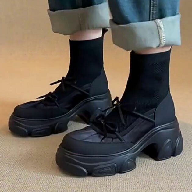 ⇒ 買い物ガイドはこちら■商品説明 個性のある足元に仕上げてくれるデザインブーツ。 シンプルな装いのアクセントとして、コーディネートに取り入れたい一足です。 トレンドのスポーツシューズをベースにしたような凹凸ソールに、バレエシューズのようなアッパーデザイン。 ワントーンで落ち着きがありながらも、表情豊かなルックスが楽しいアイテムです。 普段使いしやすい設計で、スニーカー感覚でお使いいただけるのがうれしいところ。 2つ並べてつけたリボンの可愛らしさにも注目です。 ■サイズ(日本サイズ) 【35】22.5cm：高さ：22cm/ヒール：全体：7cm/プラットフォーム：全体：3.5cm 【36】23.0cm：高さ：22cm/ヒール：全体：7cm/プラットフォーム：全体：3.5cm 【37】23.5cm：高さ：22.5cm/ヒール：全体：7cm/プラットフォーム：全体：3.5cm 【38】24.0cm：高さ：22.5cm/ヒール：全体：7cm/プラットフォーム：全体：3.5cm 【39】24.5cm：高さ：22.5cm/ヒール：全体：7cm/プラットフォーム：全体：3.5cm 【40】25.0cm：高さ：23cm/ヒール：全体：7cm/プラットフォーム：全体：3.5cm ・重量(片足) 365g ■素材 甲材: ポリエステル100％ / 合成ゴム ■モデル情報 - ■原産国 MADE IN CHINA ■注意事項 ・撮影画像と実物の色合いが多少異なって見える場合がございます。 ・サイズは平置きでの採寸となりますので、測定方法によって多少の誤差が生じる場合がございます。 ・入荷・生産時期により、色味、サイズ、素材などが多少異なる場合がございます。 ・本製品は生産過程におきまして、生地を織る際の糸の継ぎ目や多少のほつれが生じることがあります。 ・お手頃な価格でご提供しているため、簡易包装となっており、保管・梱包時にシワが生じる場合がございます。 ・靴商品については、商品箱が破損している場合がございます。 上記内容について、あらかじめご了承くださいますようお願い申し上げます。